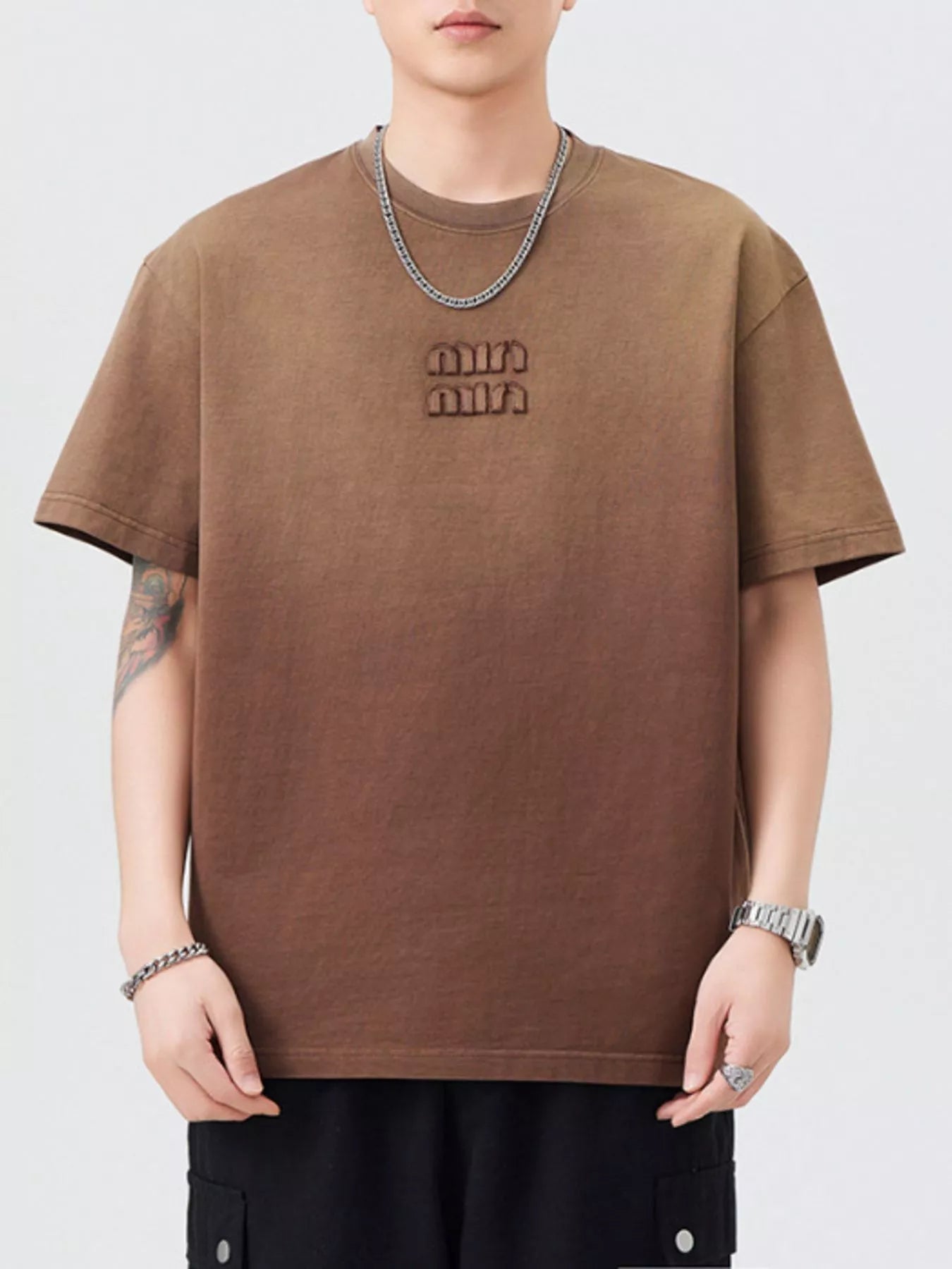 Brown crewneck short-sleeve T-shirt with chest logo