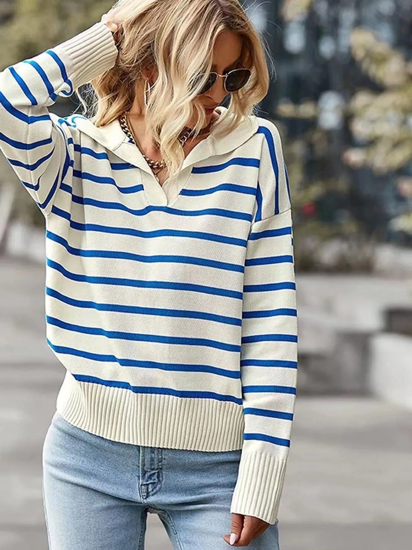 Long-sleeve striped sweater with ribbed hem and cuffs, white knit with blue stripes
