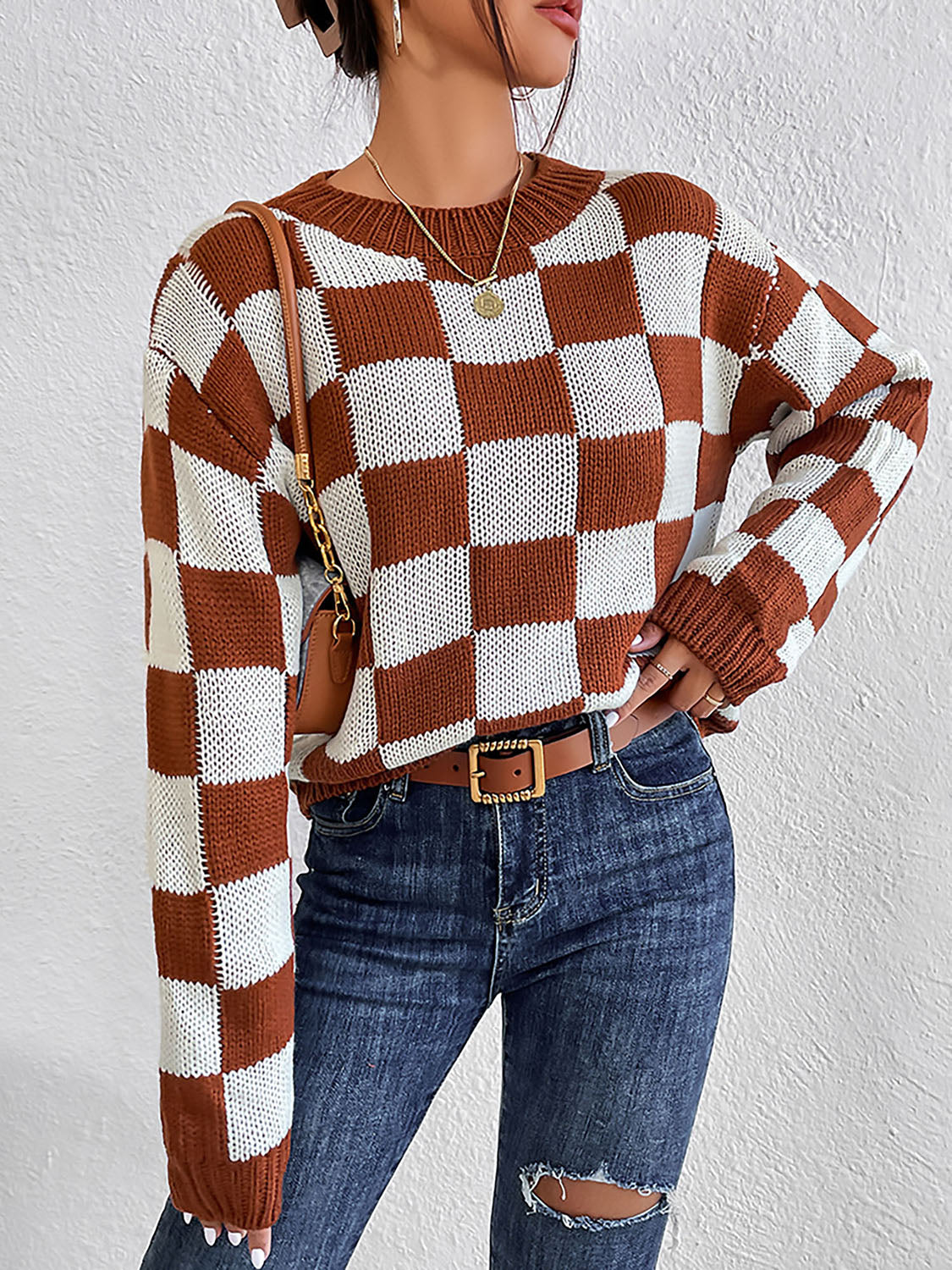 Chestnut checkered round neck sweater with long sleeves and ribbed cuffs