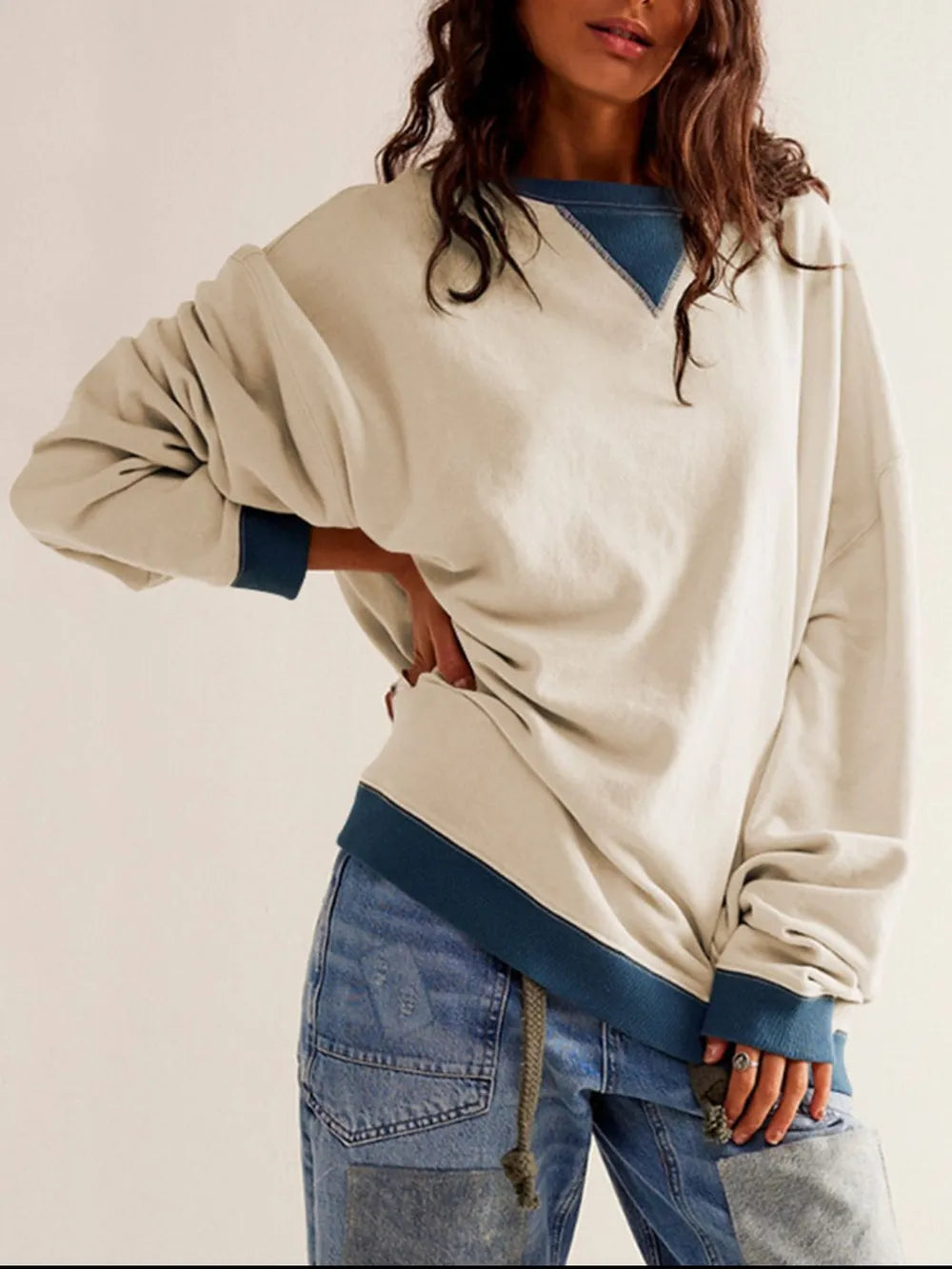 Beige round-neck long-sleeve sweatshirt with dark blue contrast trim
