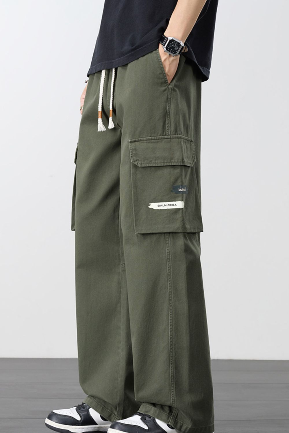 Men's loose cargo pants in army green with drawstring and side cargo pockets