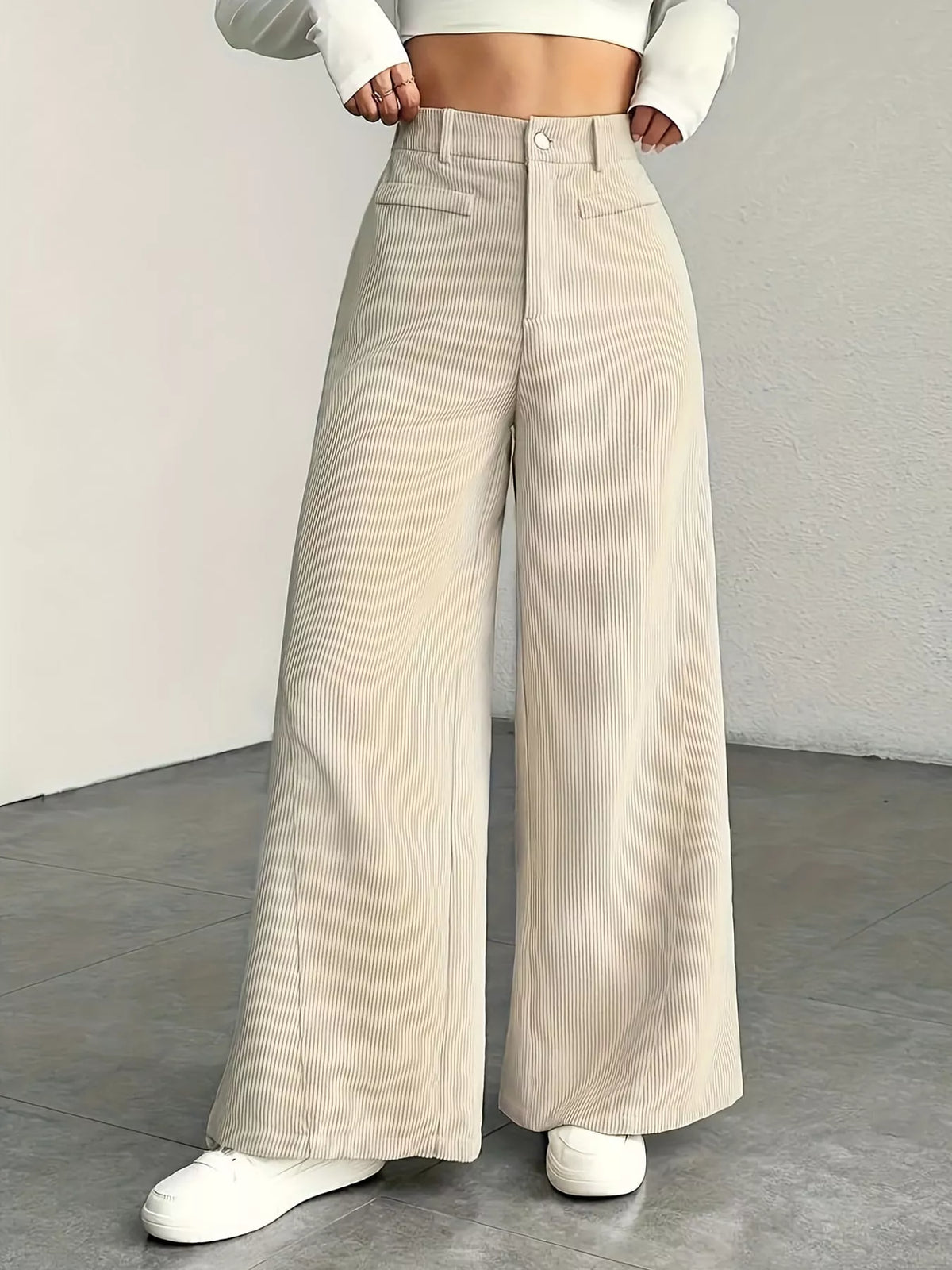 Pocketed high-waisted wide-leg pants in light gray with button front