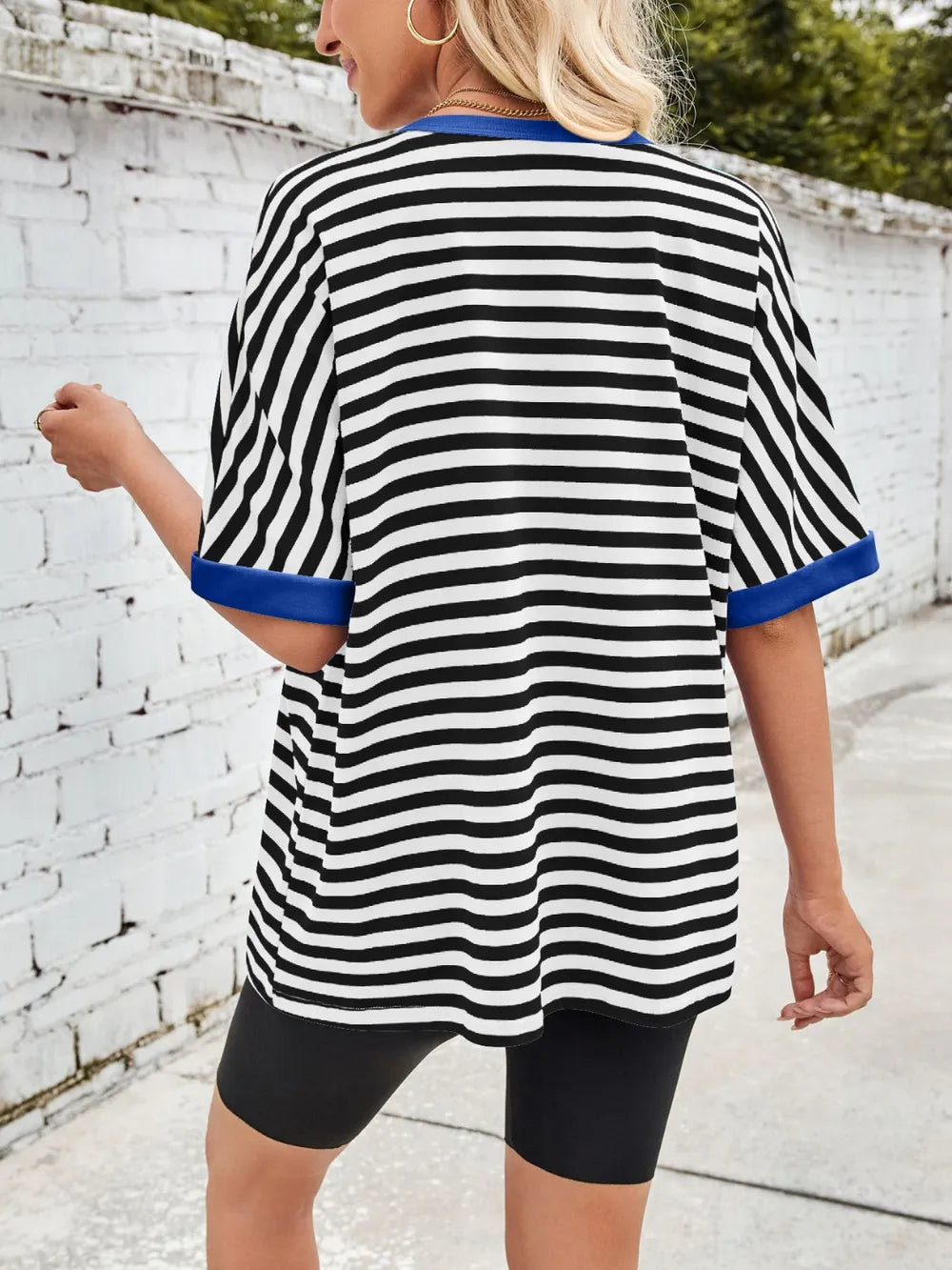 Striped round-neck half-sleeve T-shirt in black with white stripes and blue sleeve cuffs
