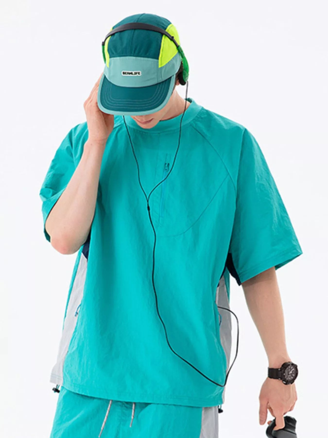 Men's contrast T-shirt in turquoise with crew neck and short sleeves, button placket detail