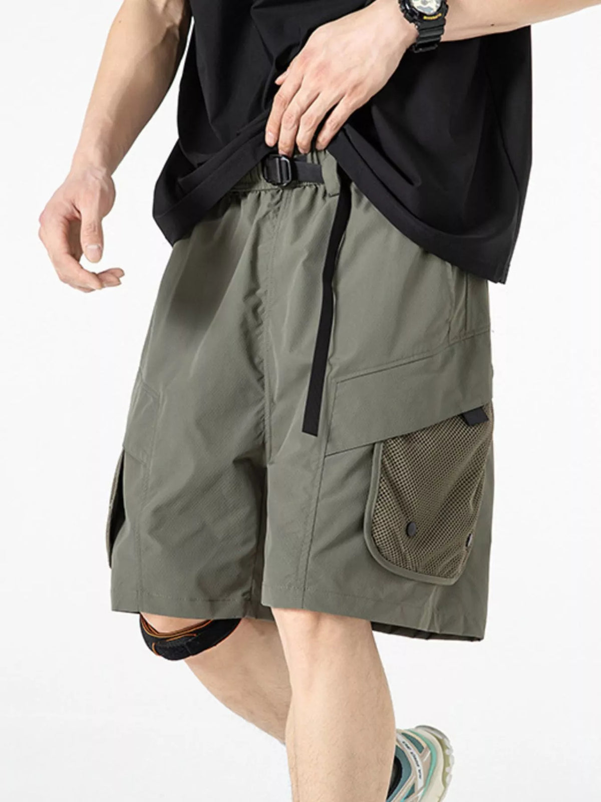 Men's lightweight cargo shorts in olive green, drawstring waist, side cargo pockets