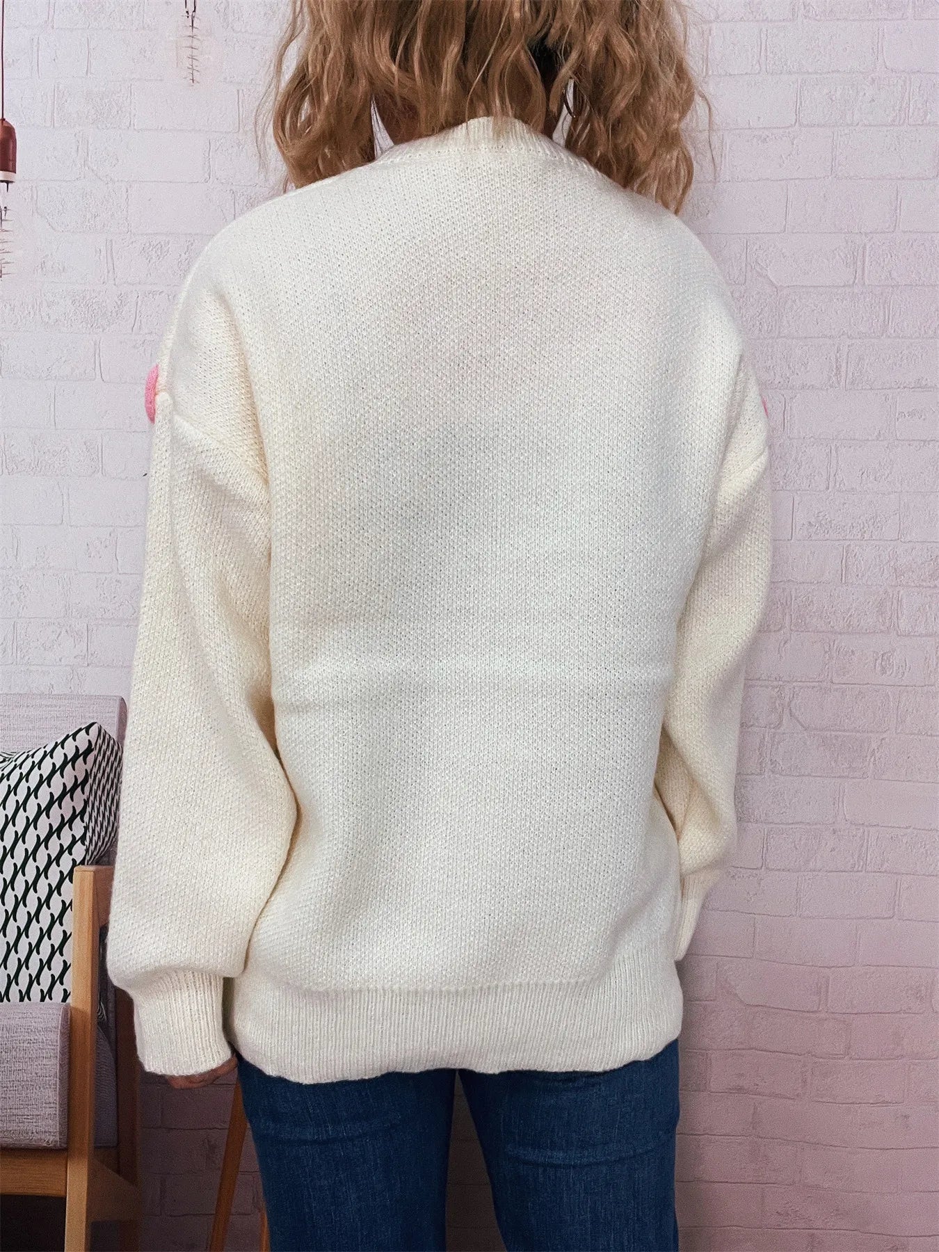 Cream round-neck sweater with long sleeves, ribbed hem and cuffs