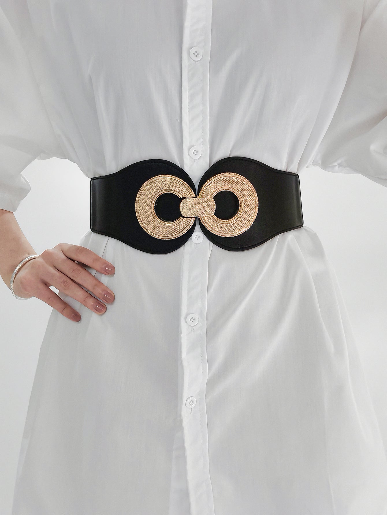 Elastic vegan belt with black elastic strap and gold woven ring buckle detail