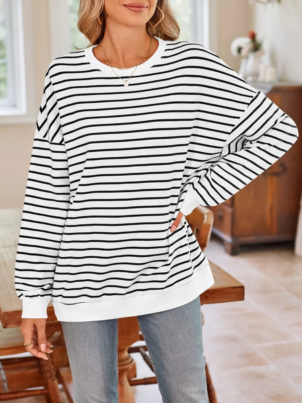 White and black striped round-neck long-sleeve sweatshirt, slightly draped hem