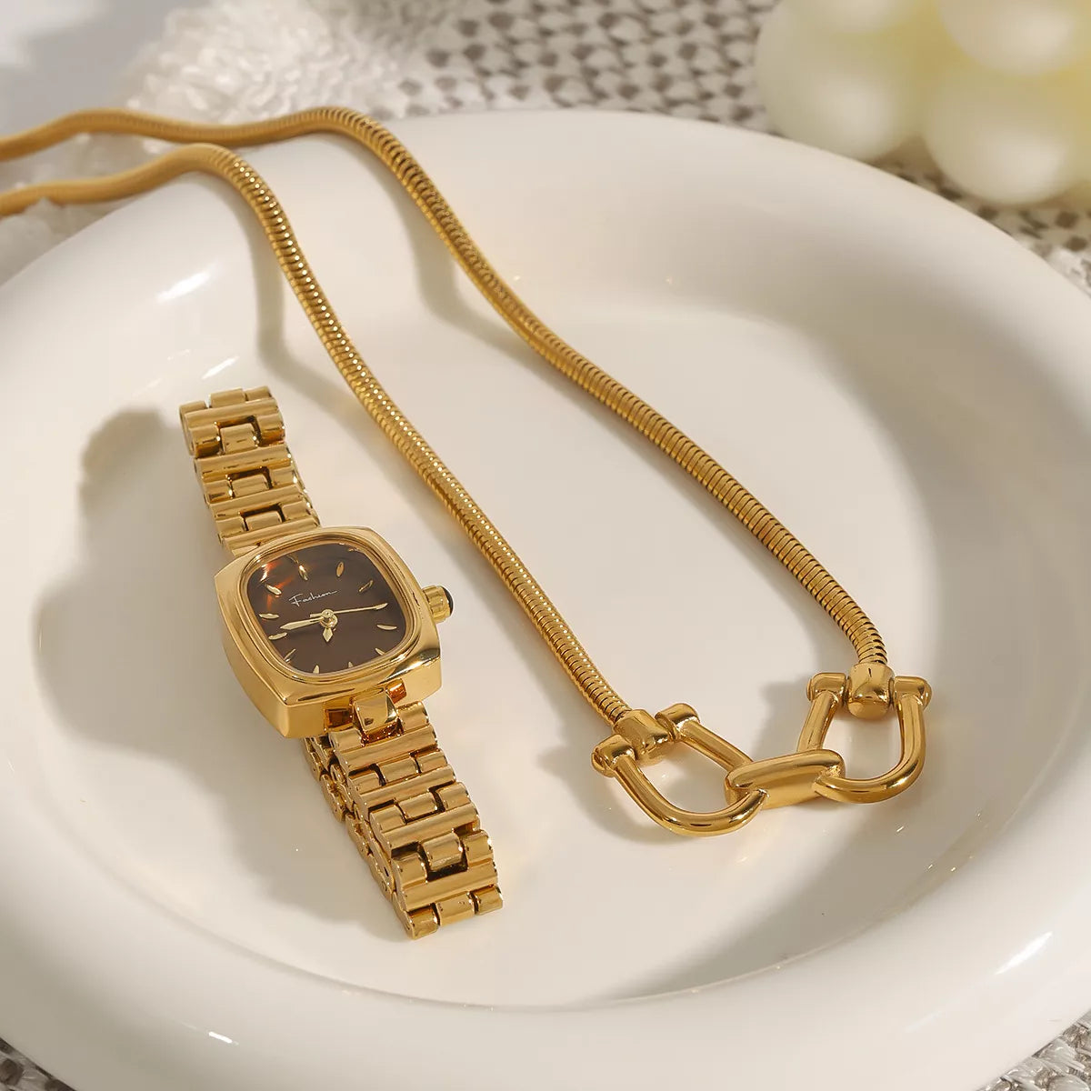 Gold-plated rope chain necklace with horseshoe-shaped linked centerpiece