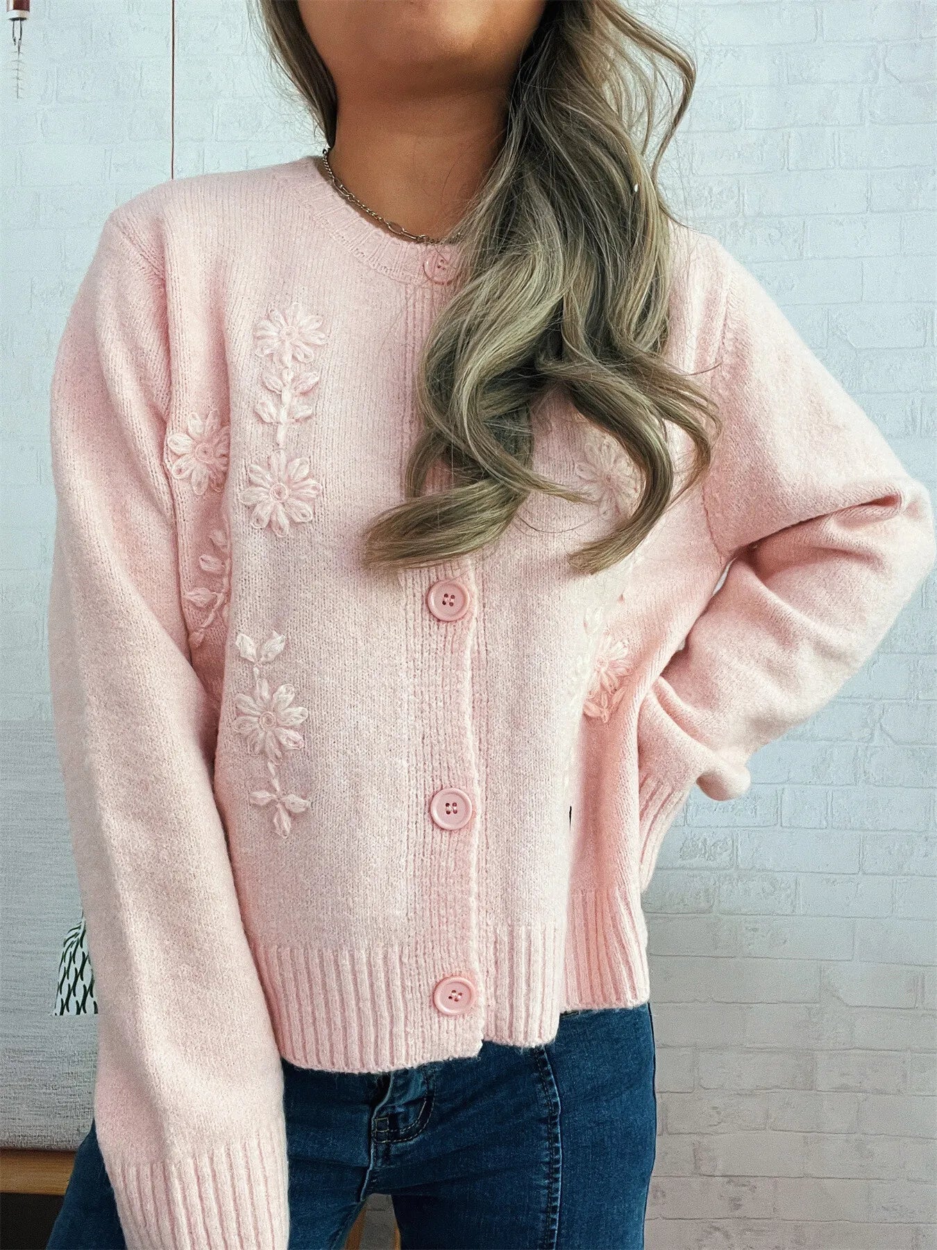 Light pink cardigan with floral embroidery, round neckline, front buttons, ribbed hem