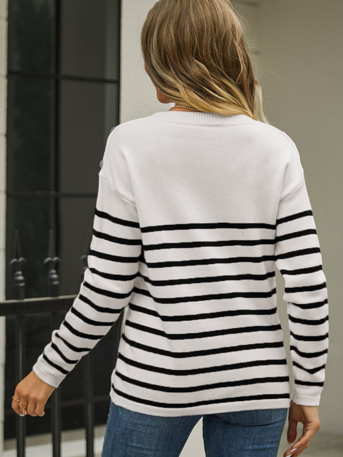 White striped pullover sweater back with round neck and black horizontal stripes