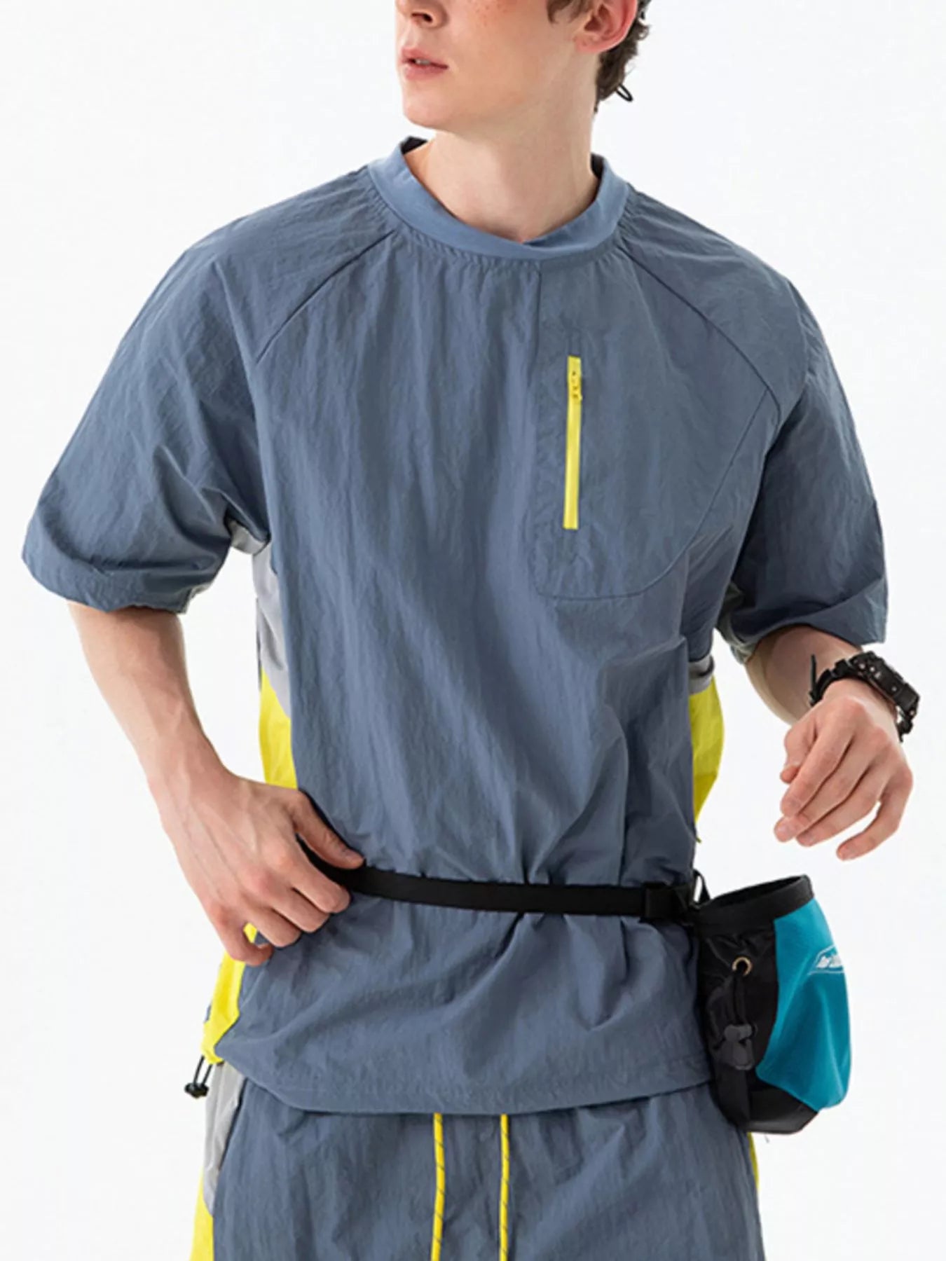 Men's contrast T-shirt in blue with yellow accents, crew neck and short sleeves, button placket
