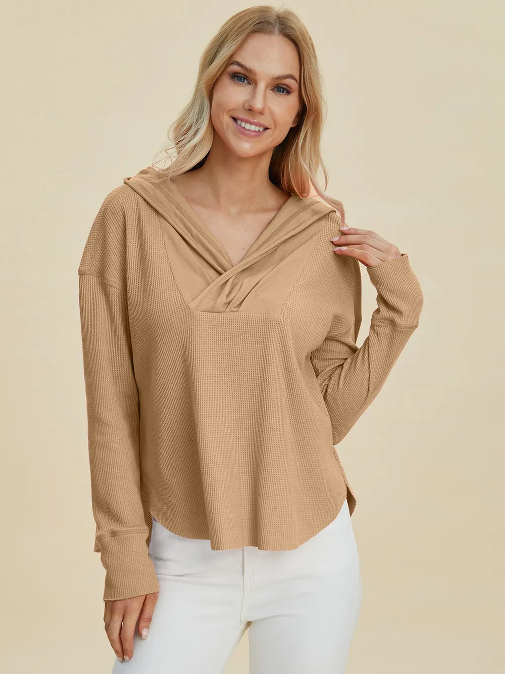 Camel waffle-texture hoodie with hood and dropped shoulders, high-low hem