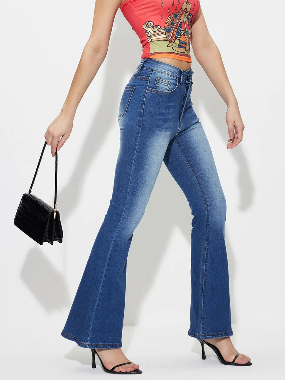 Mid-rise bootcut jeans, medium blue wash, front pockets and flared legs