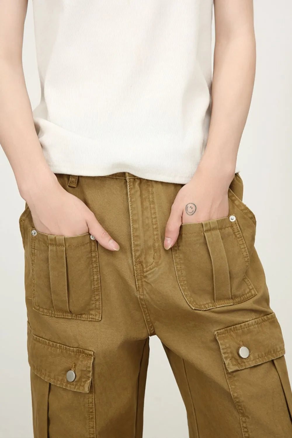 Khaki cargo jeans with two front pockets and button closures