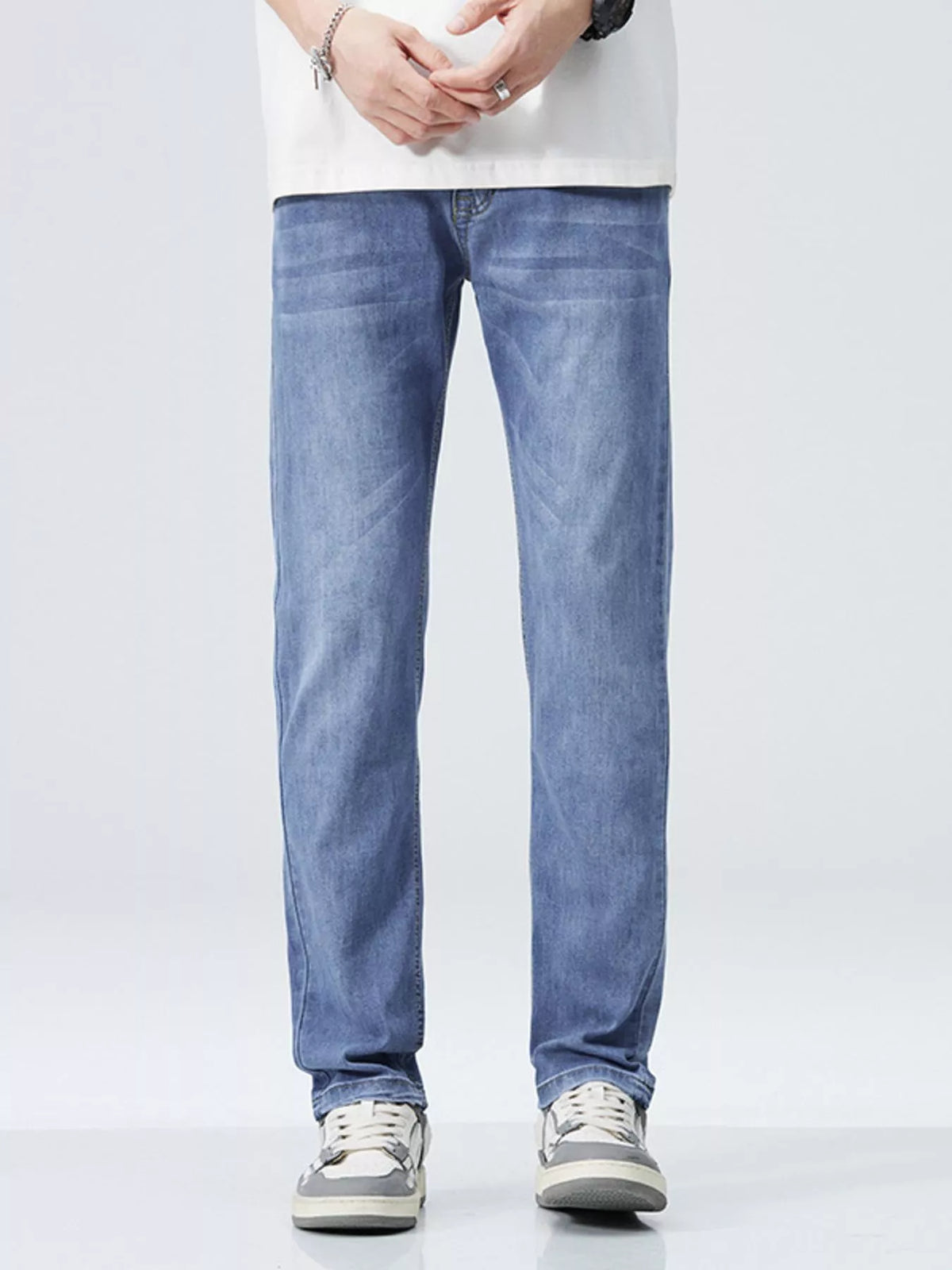 Men’s washed stretch straight-fit jeans in light blue with clean straight leg opening