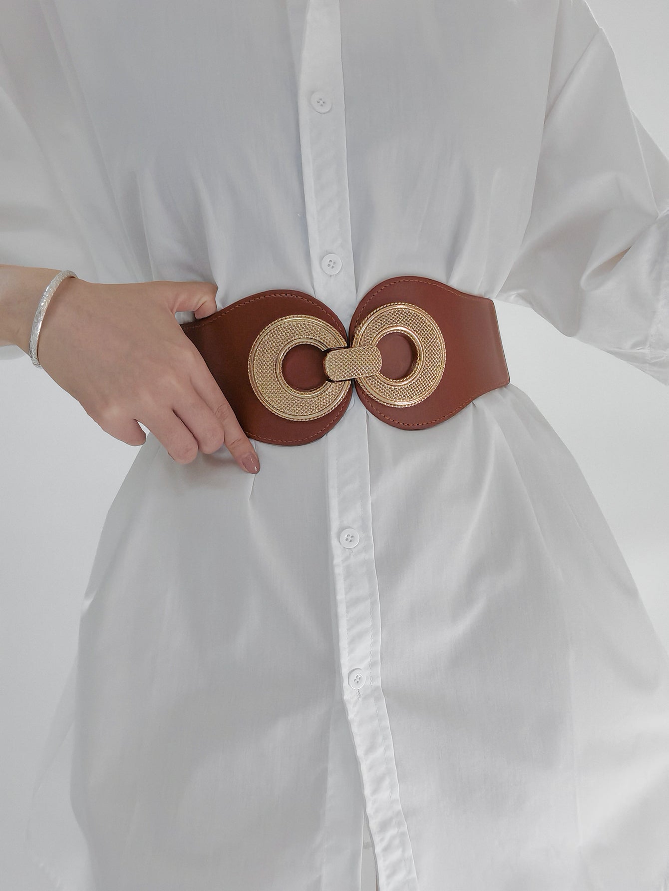 Caramel vegan elastic belt with round alloy buckle and decorative gold-toned ring