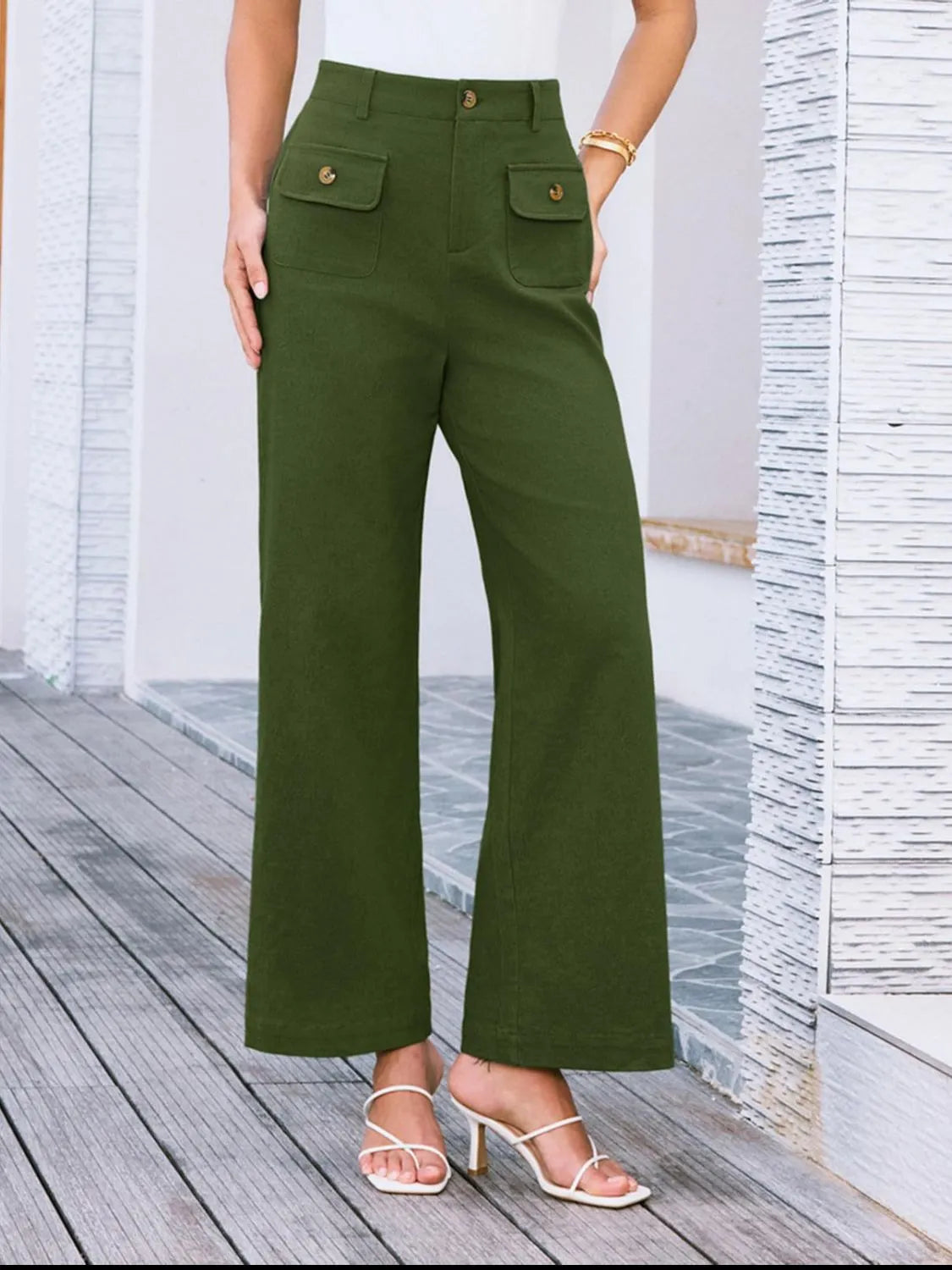High-waist wide-leg pants, green; front flap pockets with gold buttons and high waist.