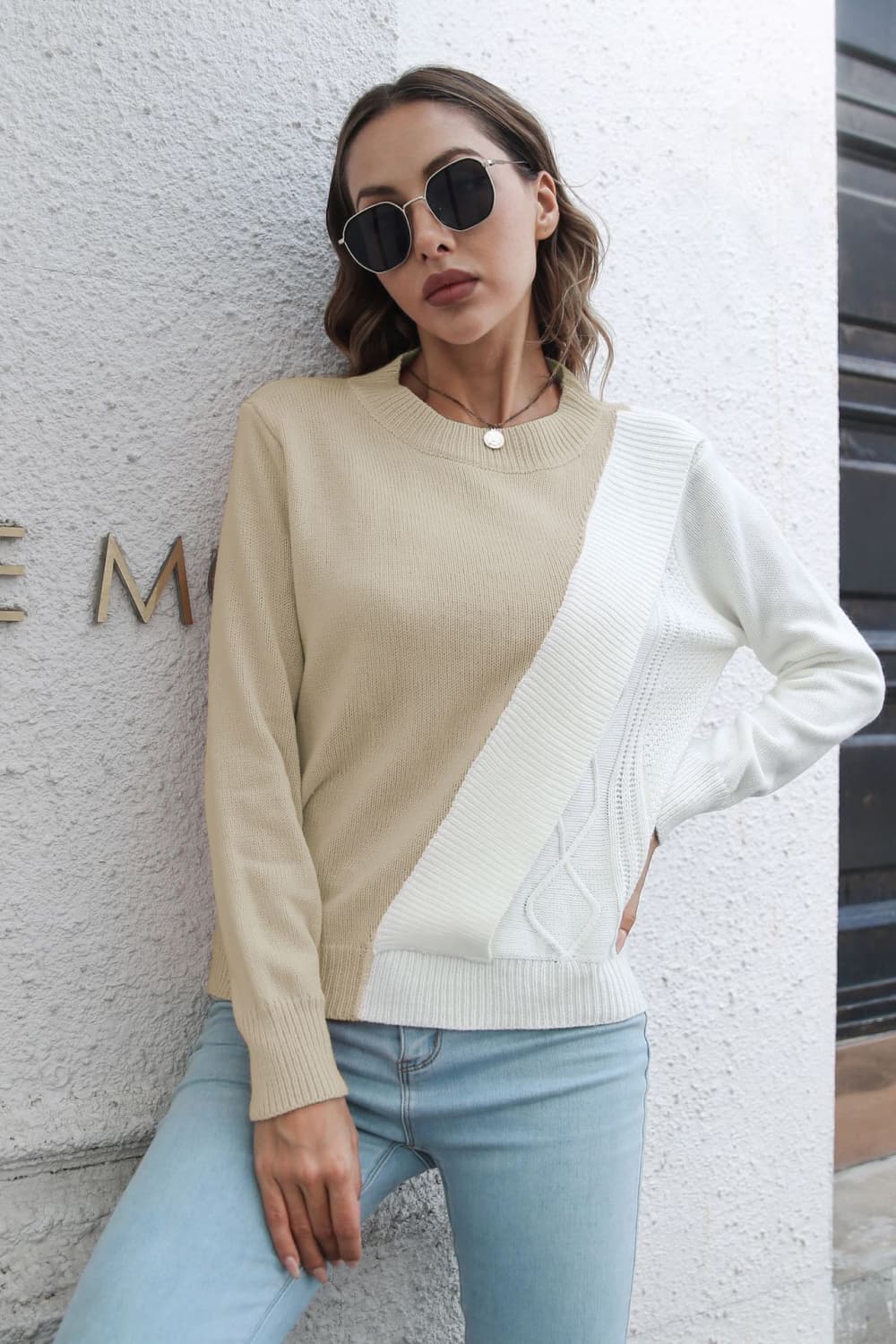 Contrast color round-neck sweater, beige body with white diagonal side panel