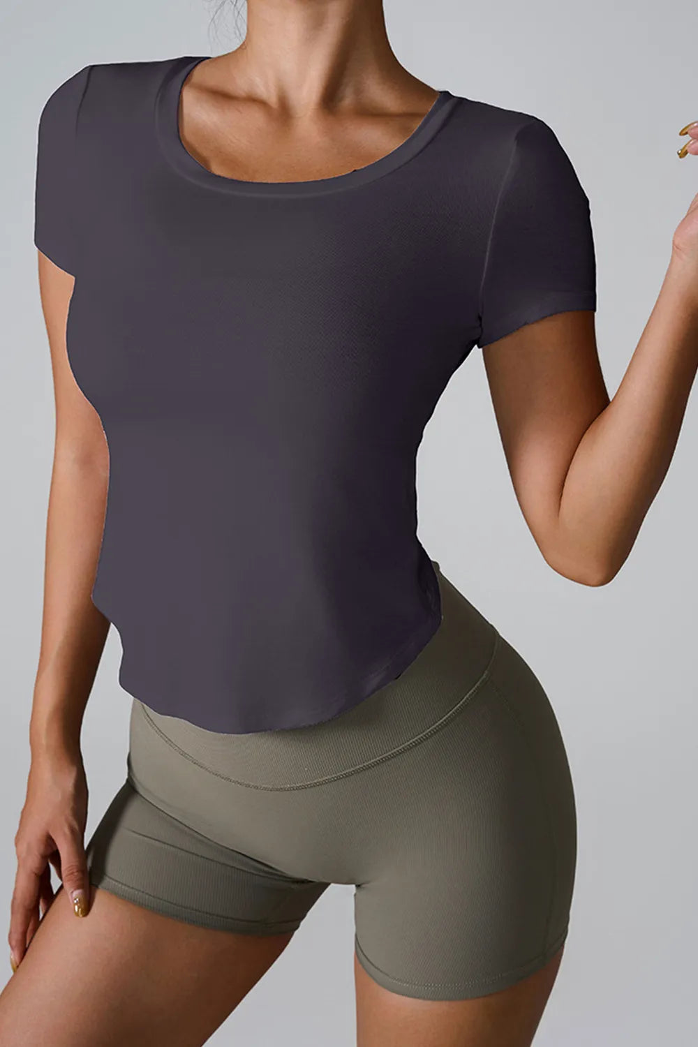 Dark active t-shirt with round neck and short sleeves, fitted jersey drape