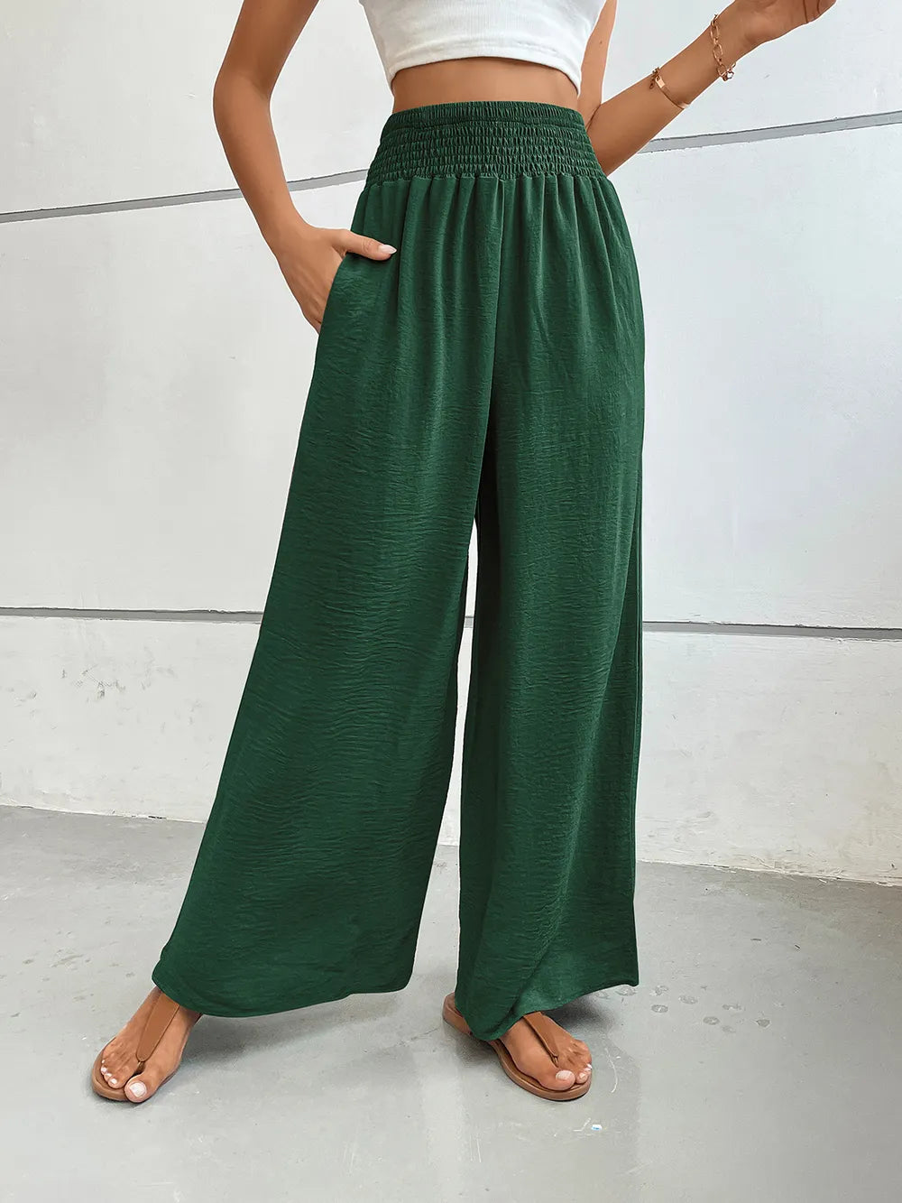 Wide-leg pants in dark green with elastic waist and side pockets