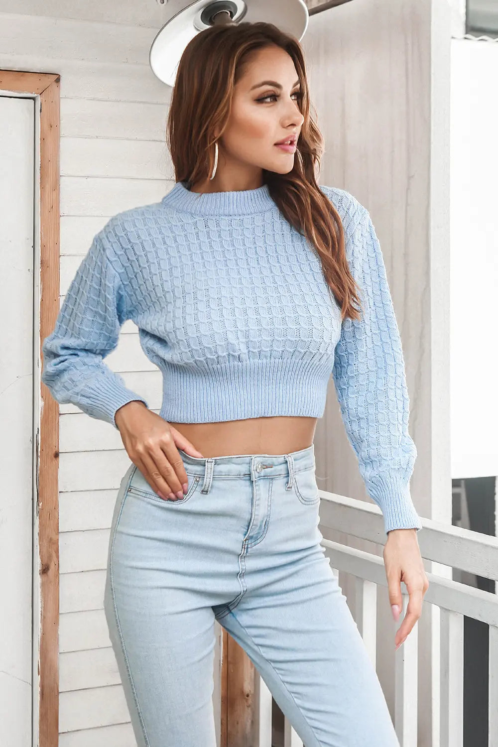 Light blue cropped knit sweater with round neck and long sleeves