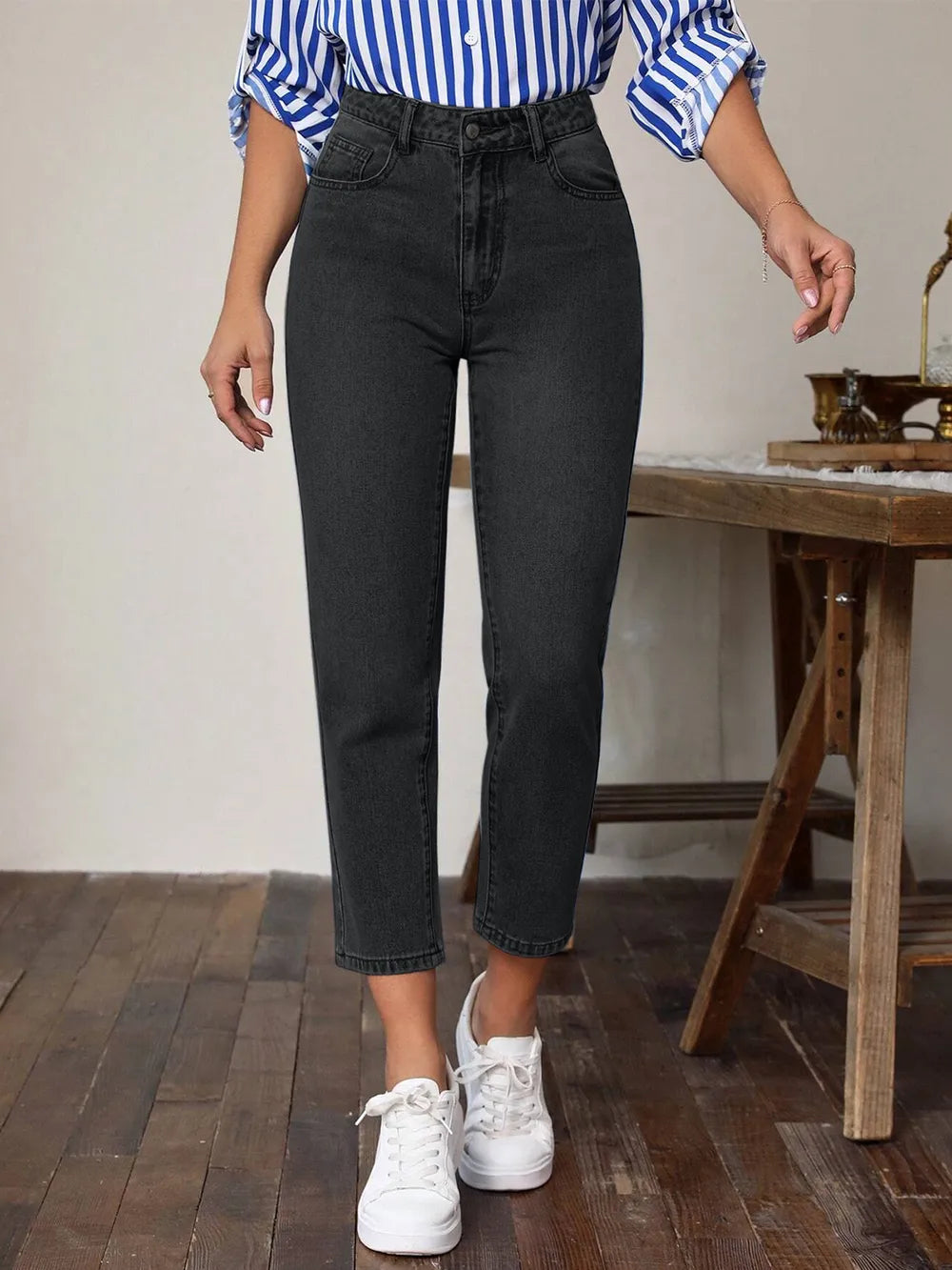 Black high-waist jeans with pockets, ankle-length slim fit, front view