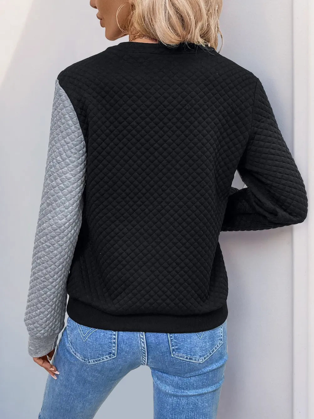 Contrast long-sleeve sweatshirt, black quilted back with gray sleeves