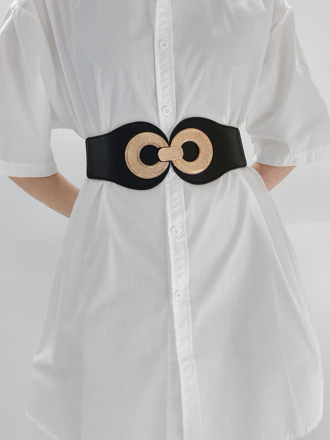 Elastic vegan belt with black strap and gold woven double-ring buckle