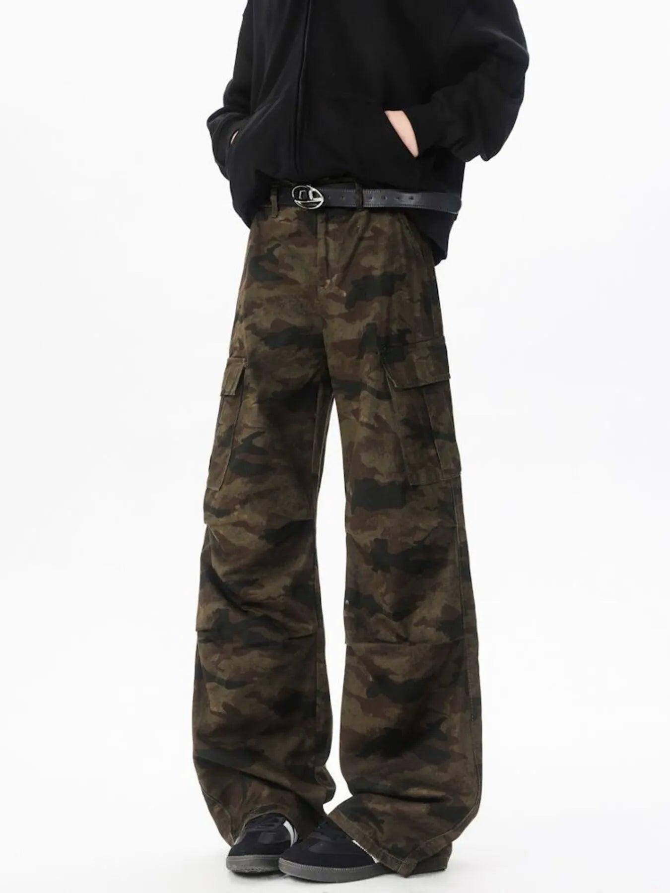 Camouflage wide-leg cargo pants with black belt and front flap pockets, wide straight fit