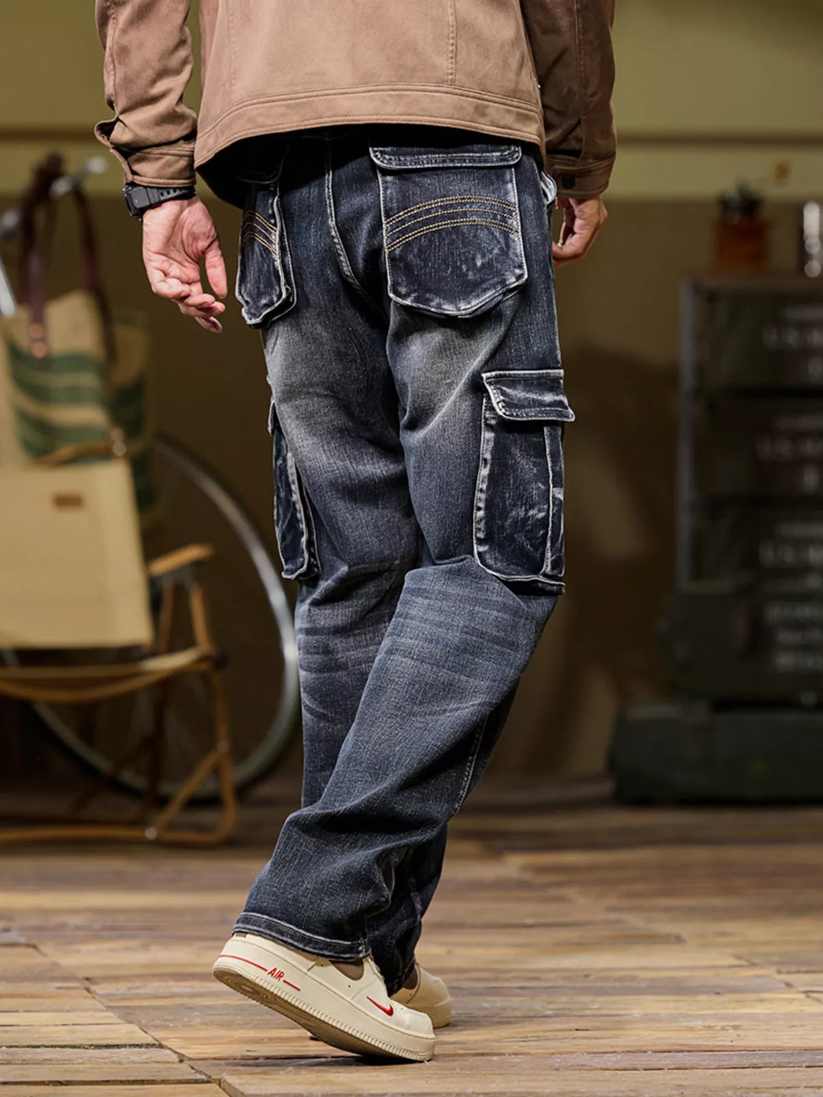 Men's loose-fit cargo jeans with stretch, dark wash, thigh cargo pockets and tapered legs