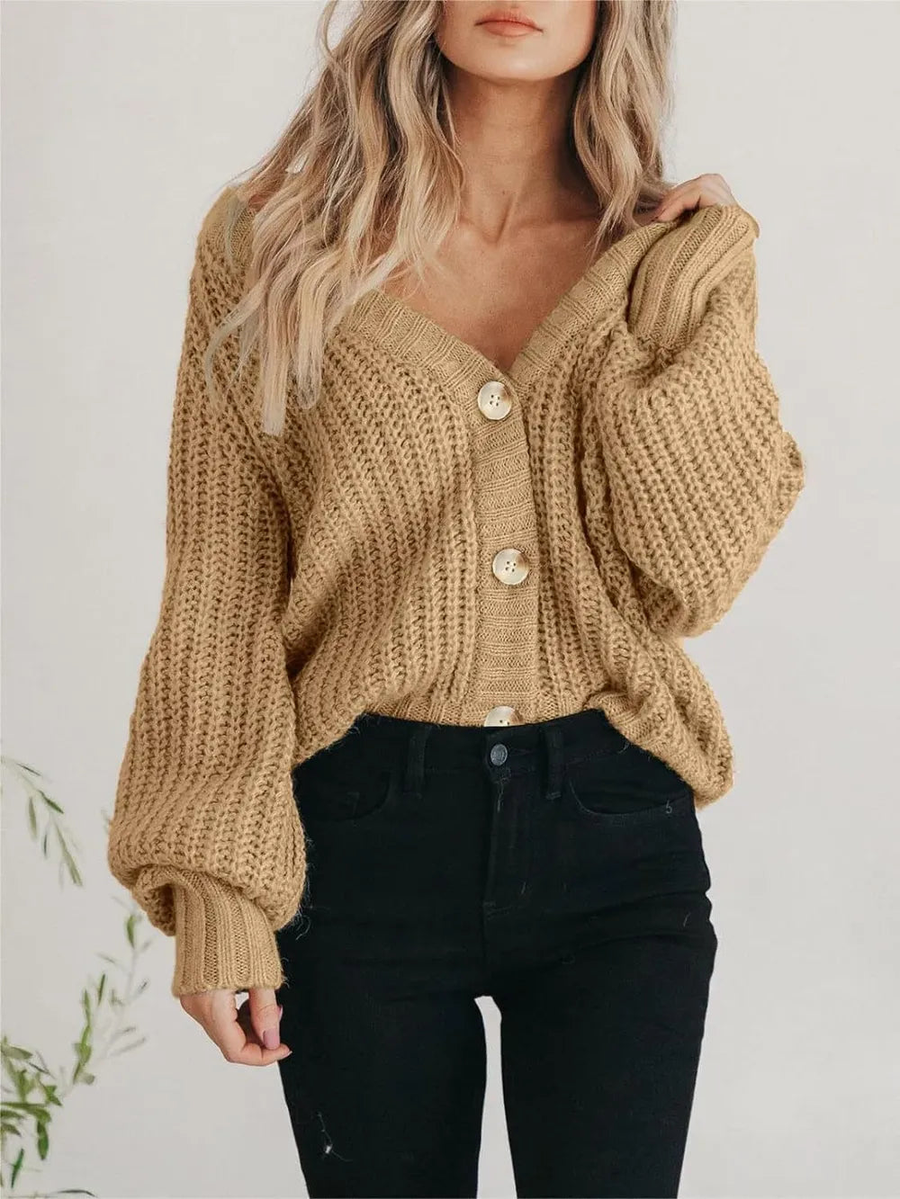 Button-up long-sleeve cardigan in chunky knit with V-neck and round button placket