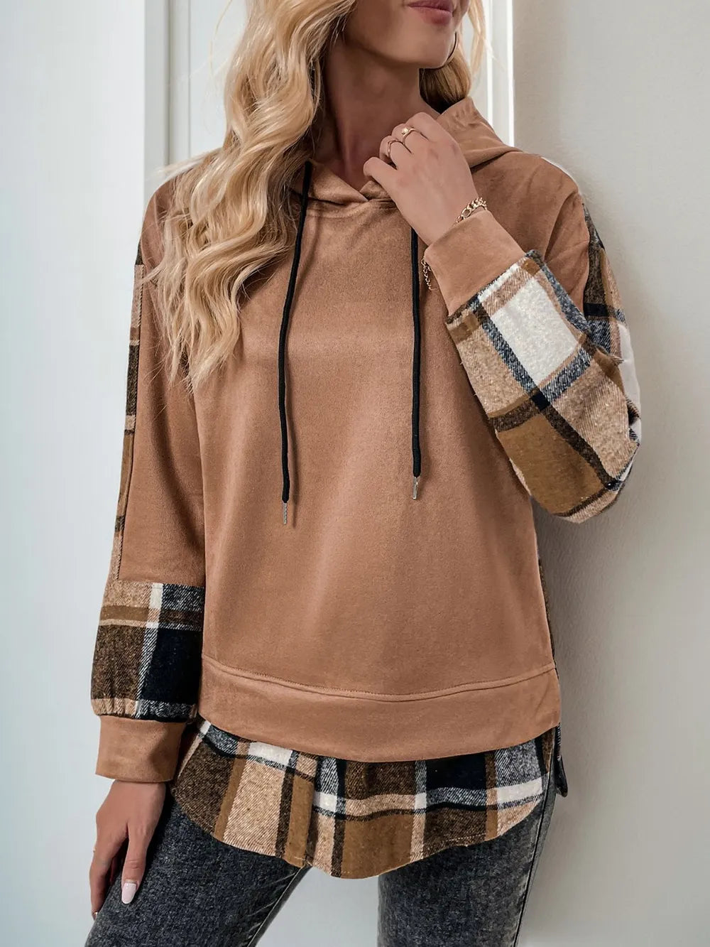 Camel long-sleeve hoodie, black drawstring, plaid cuffs and hem, relaxed fit