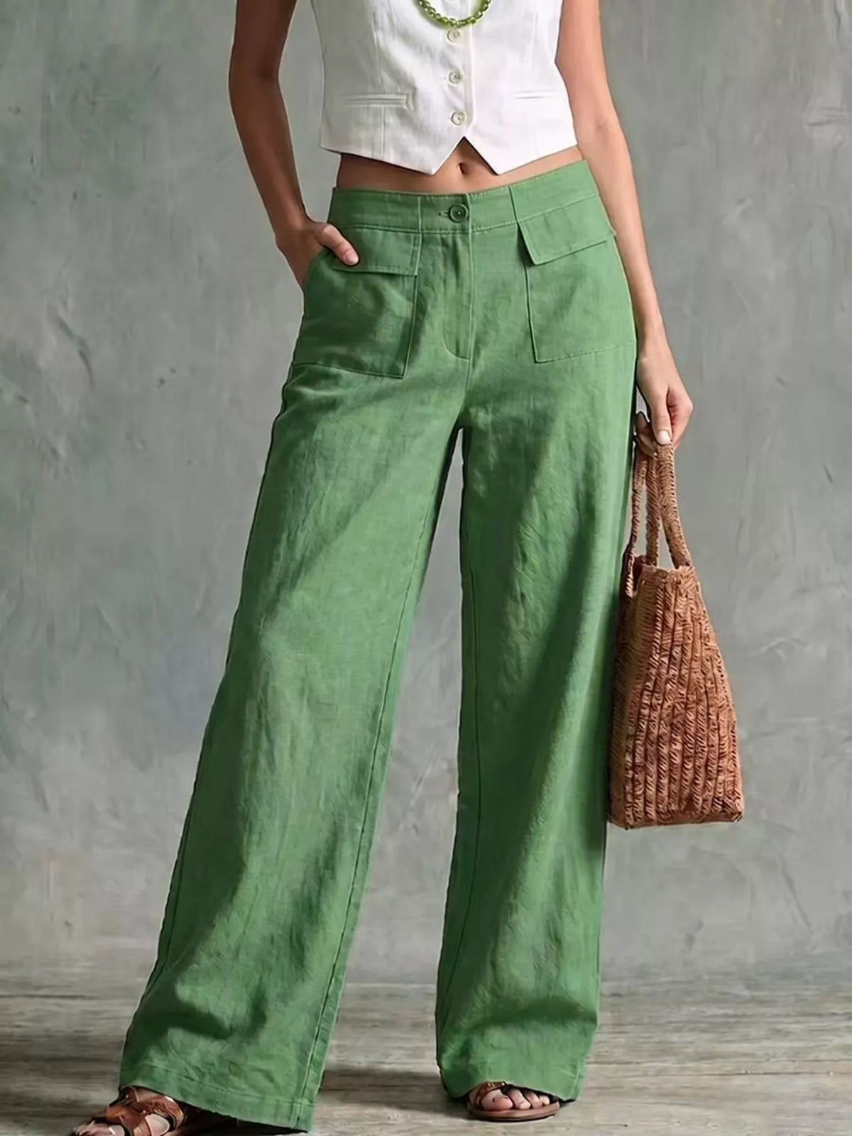 High-waist wide-leg cargo pants in green, elastic waist, flap cargo pockets.