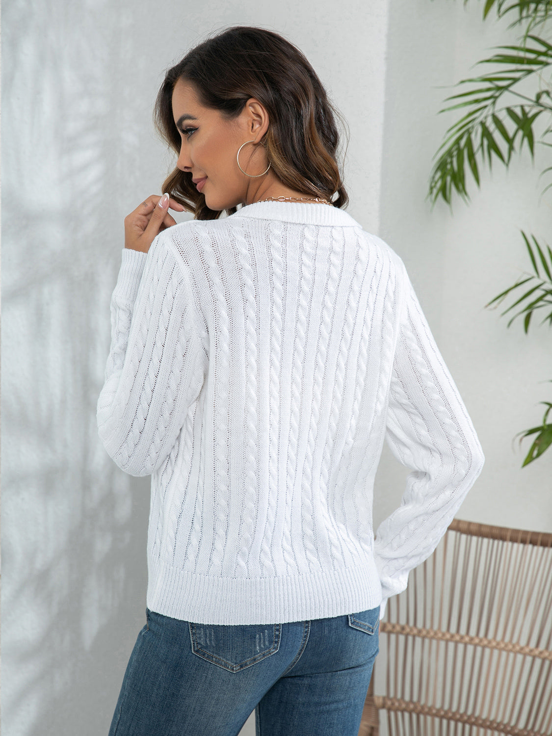White cable-knit long sleeve sweater from the back, Johnny collar