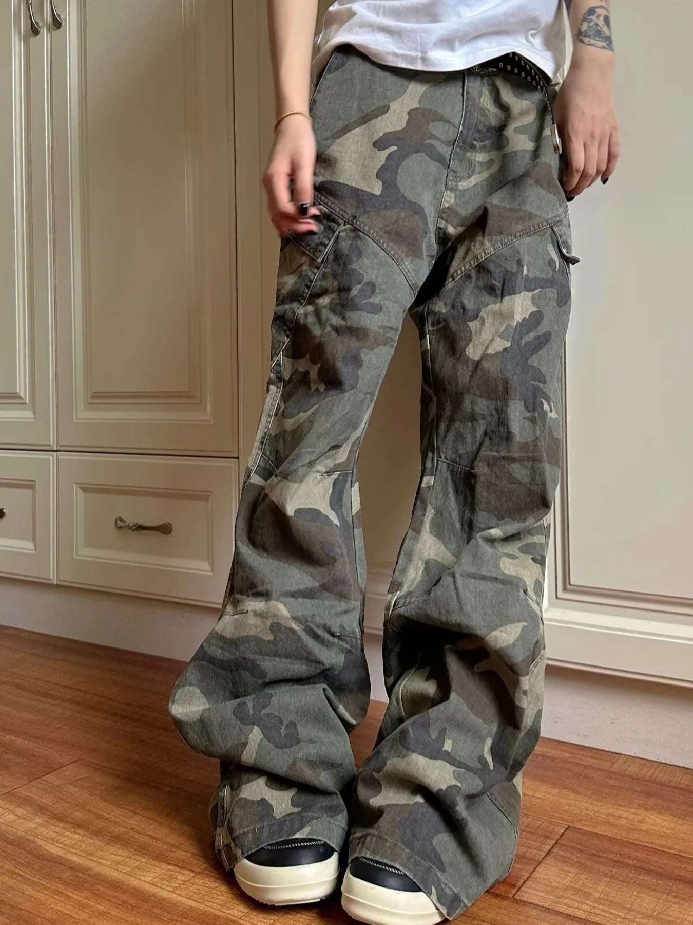 Green camouflage cargo jeans with side cargo pockets and loose, wide fit