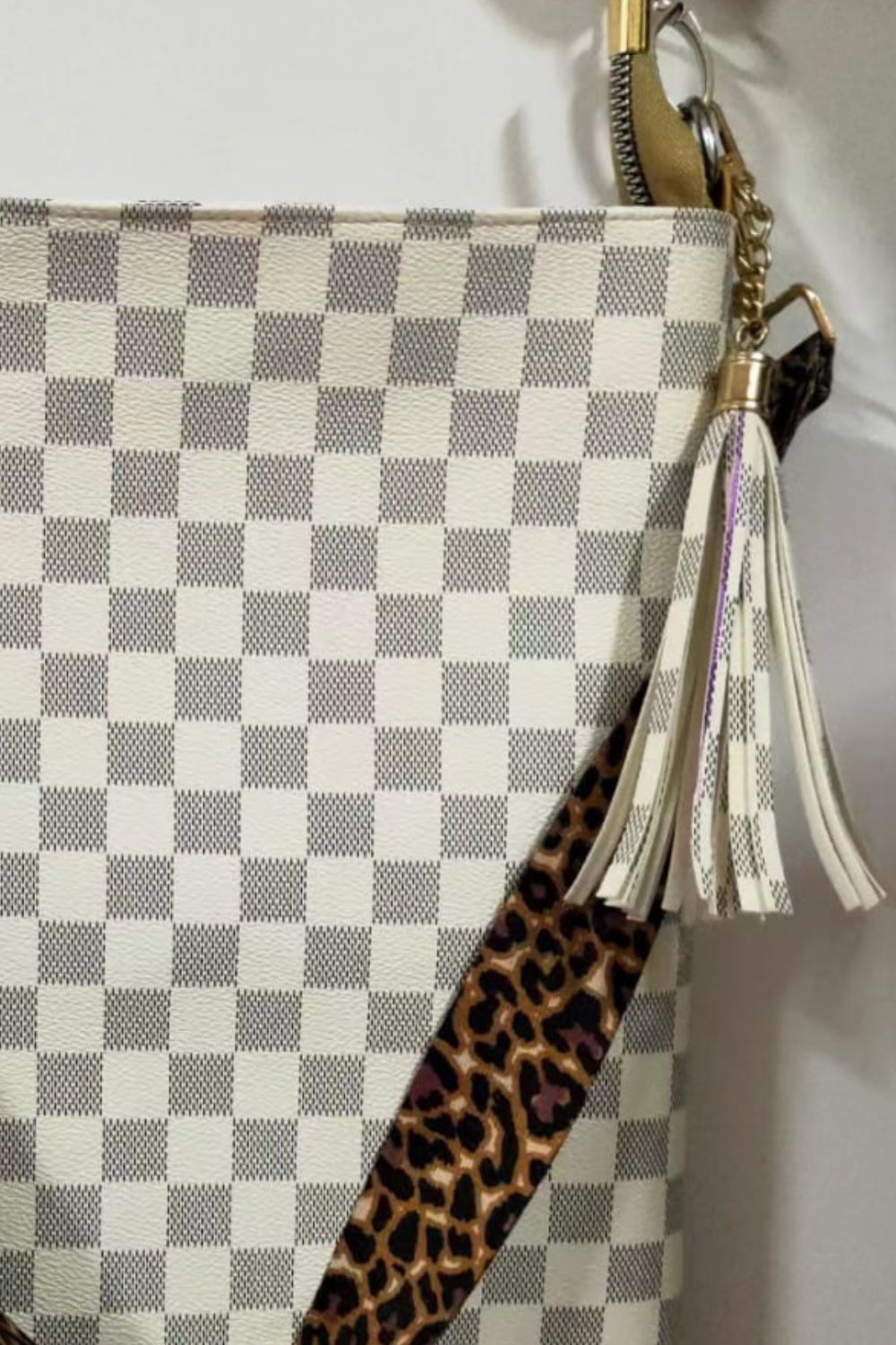 White check PU leather shoulder bag with leopard strap and hanging white tassel