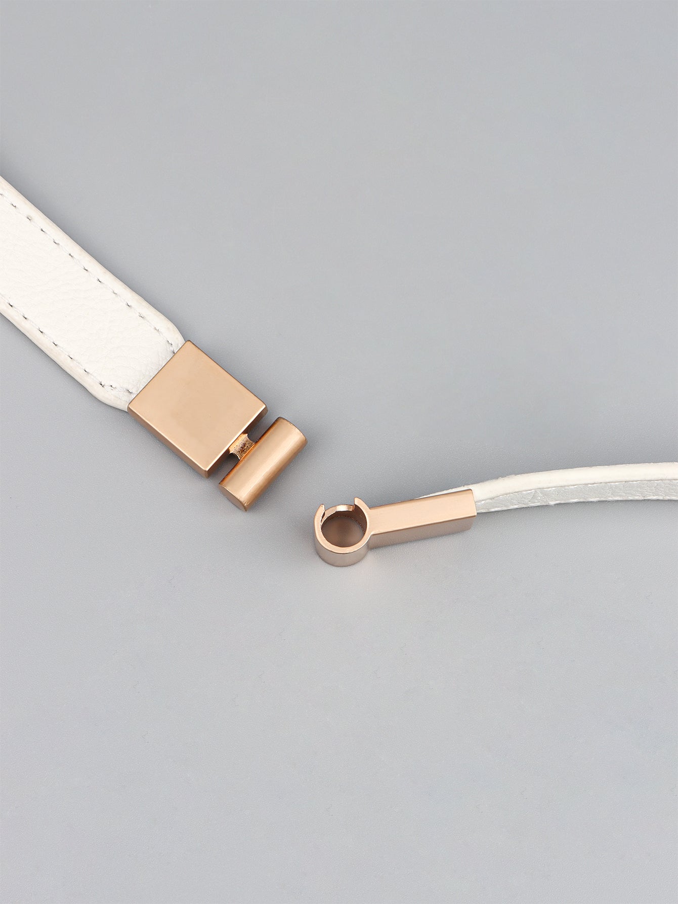 Elastic vegan leather skinny belt, white, rose-gold buckle close-up