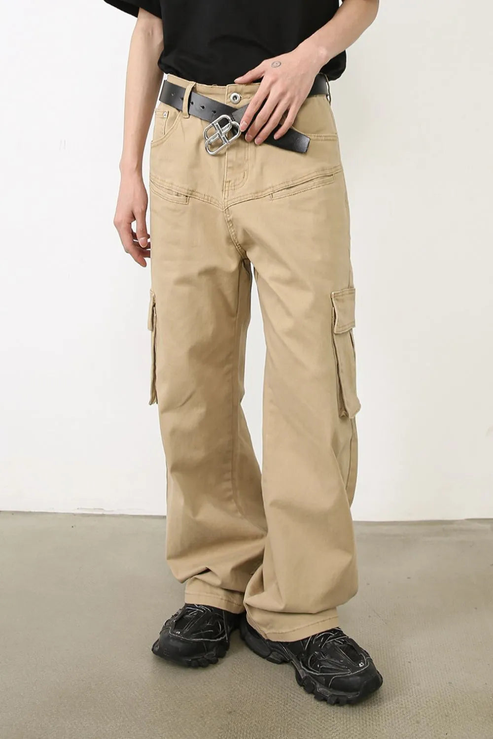 Men's khaki cargo baggy jeans with front pockets, relaxed straight legs