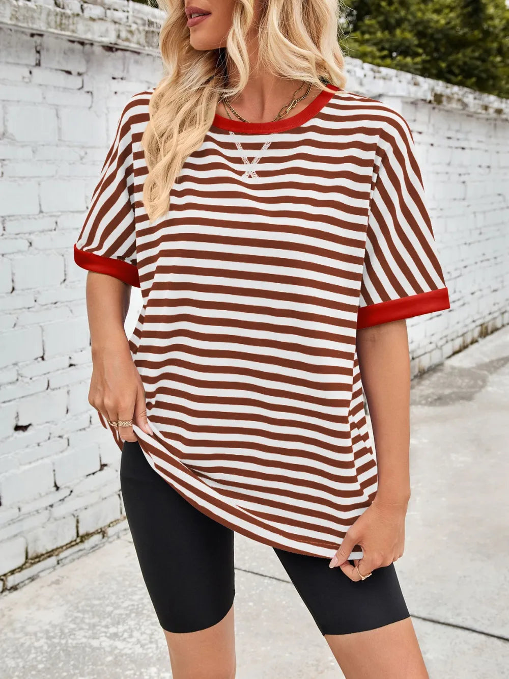 Striped round-neck half-sleeve T-shirt in white with brown stripes and red trim