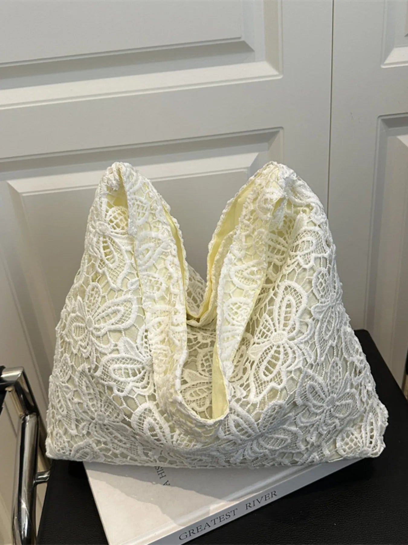 White lace shoulder bag with U-shaped opening and floral openwork pattern