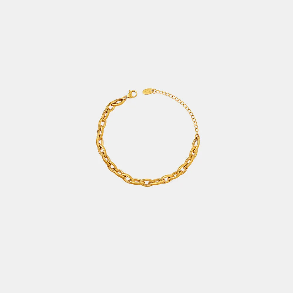 Gold chain bracelet, closed circle with mixed link pattern.