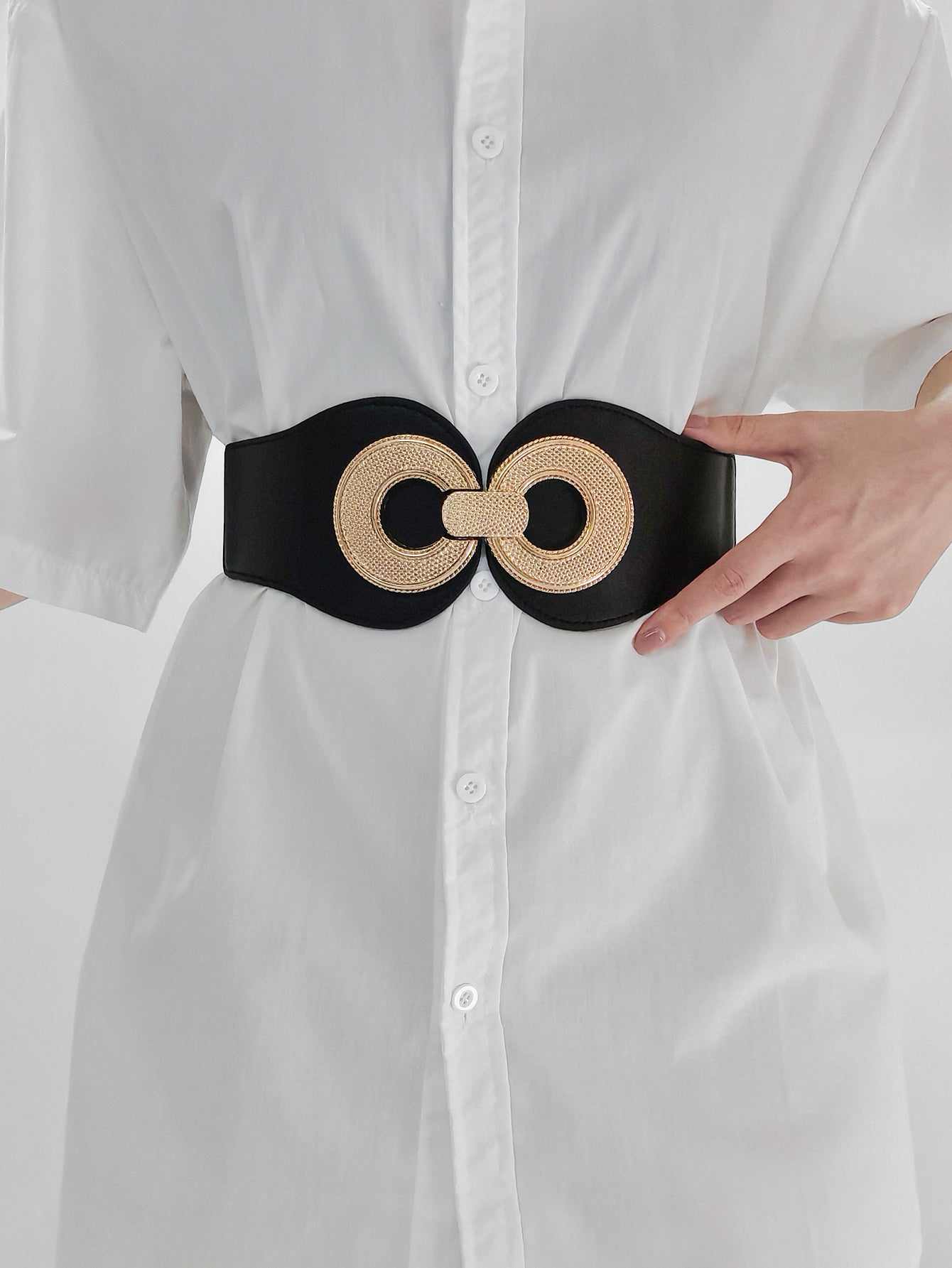 Elastic vegan belt with black band and gold woven double-ring clasp at front