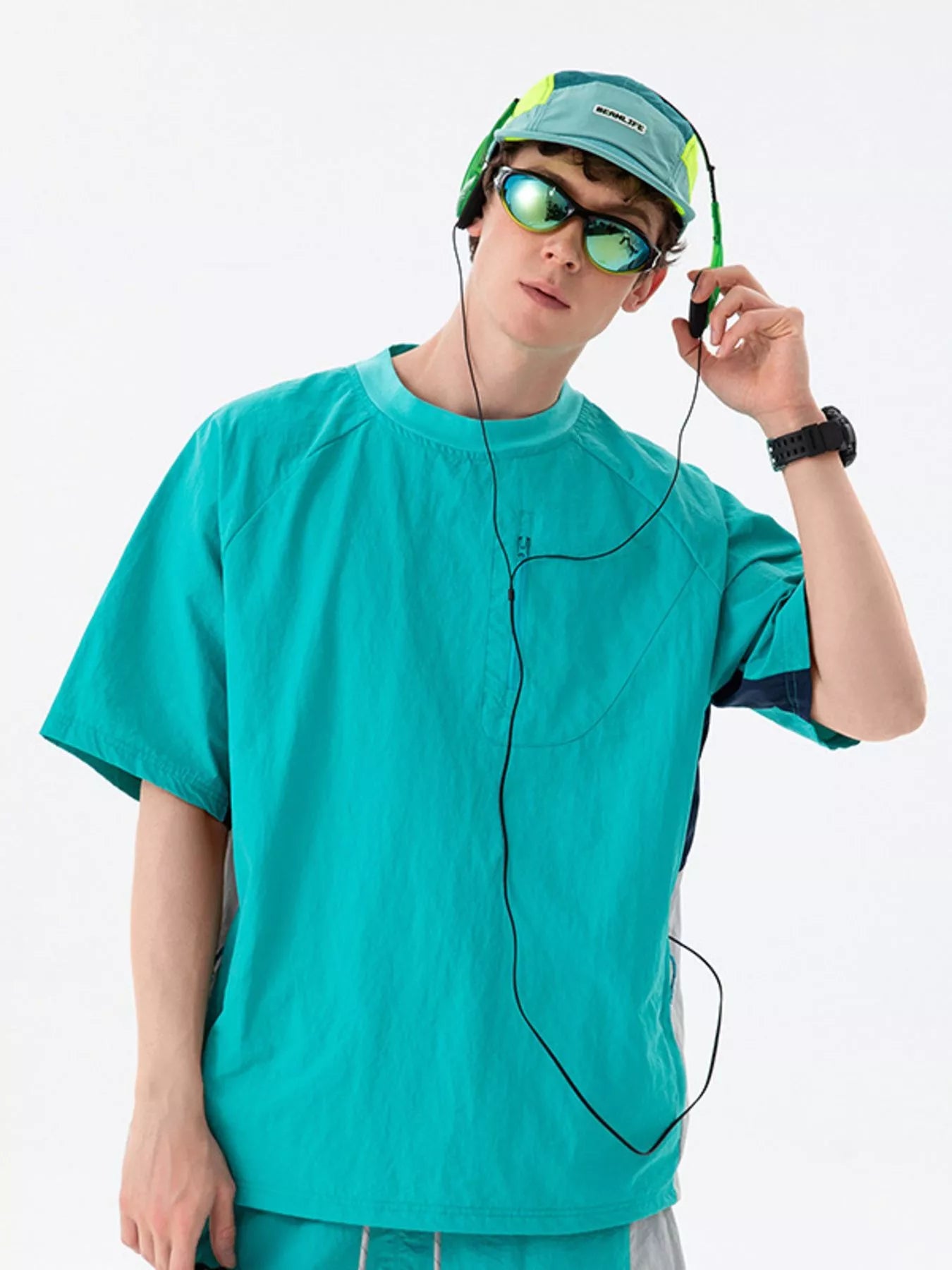 Men's contrast T-shirt in turquoise, crew neck with short sleeves and small chest button detail