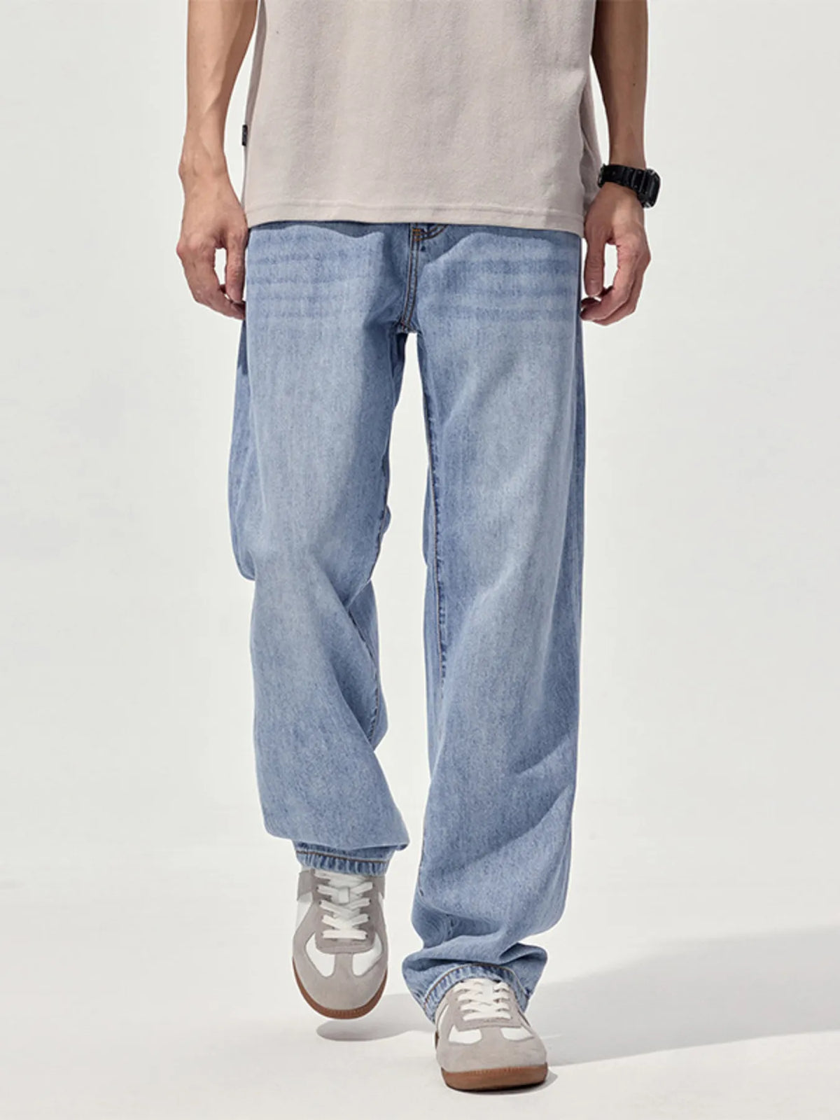 Light blue washed straight jeans with relaxed fit, cuffed hem, five-pocket design