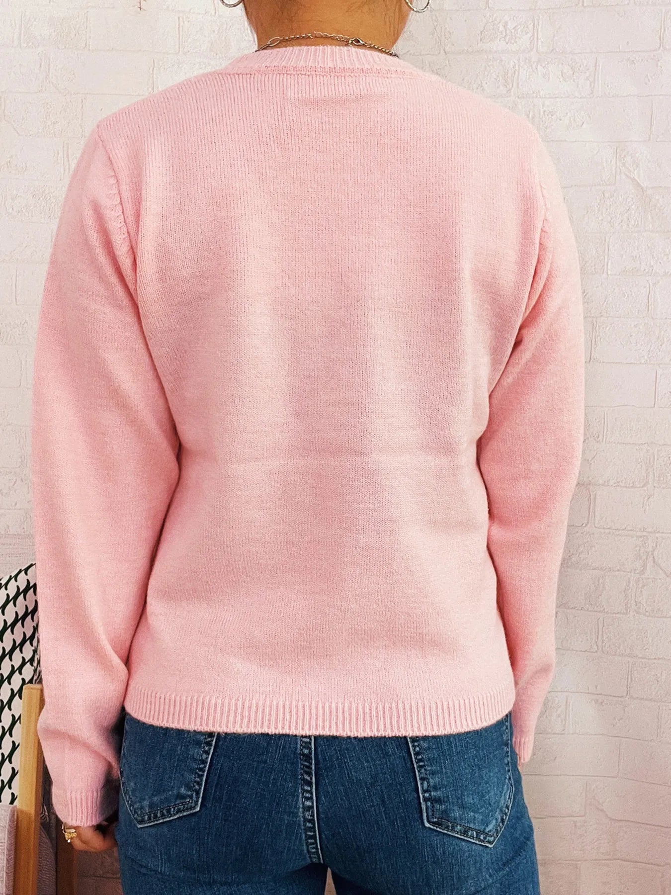 Pink contrast round-neck sweater with ribbed hem and long sleeves