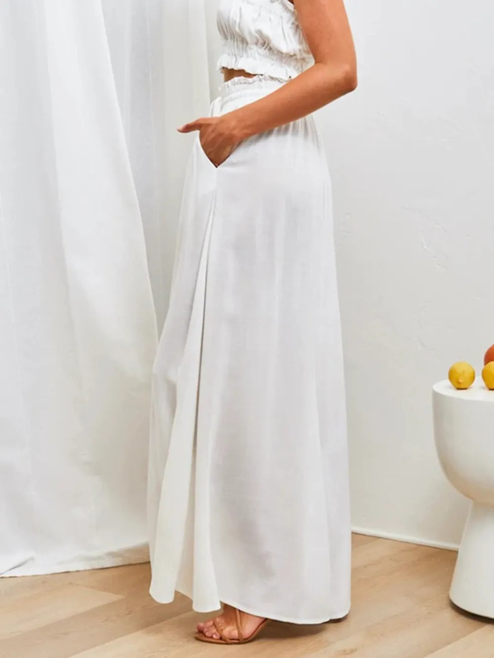 High-waist wide-leg pants in white with elastic waist and long, wide skirt-like legs