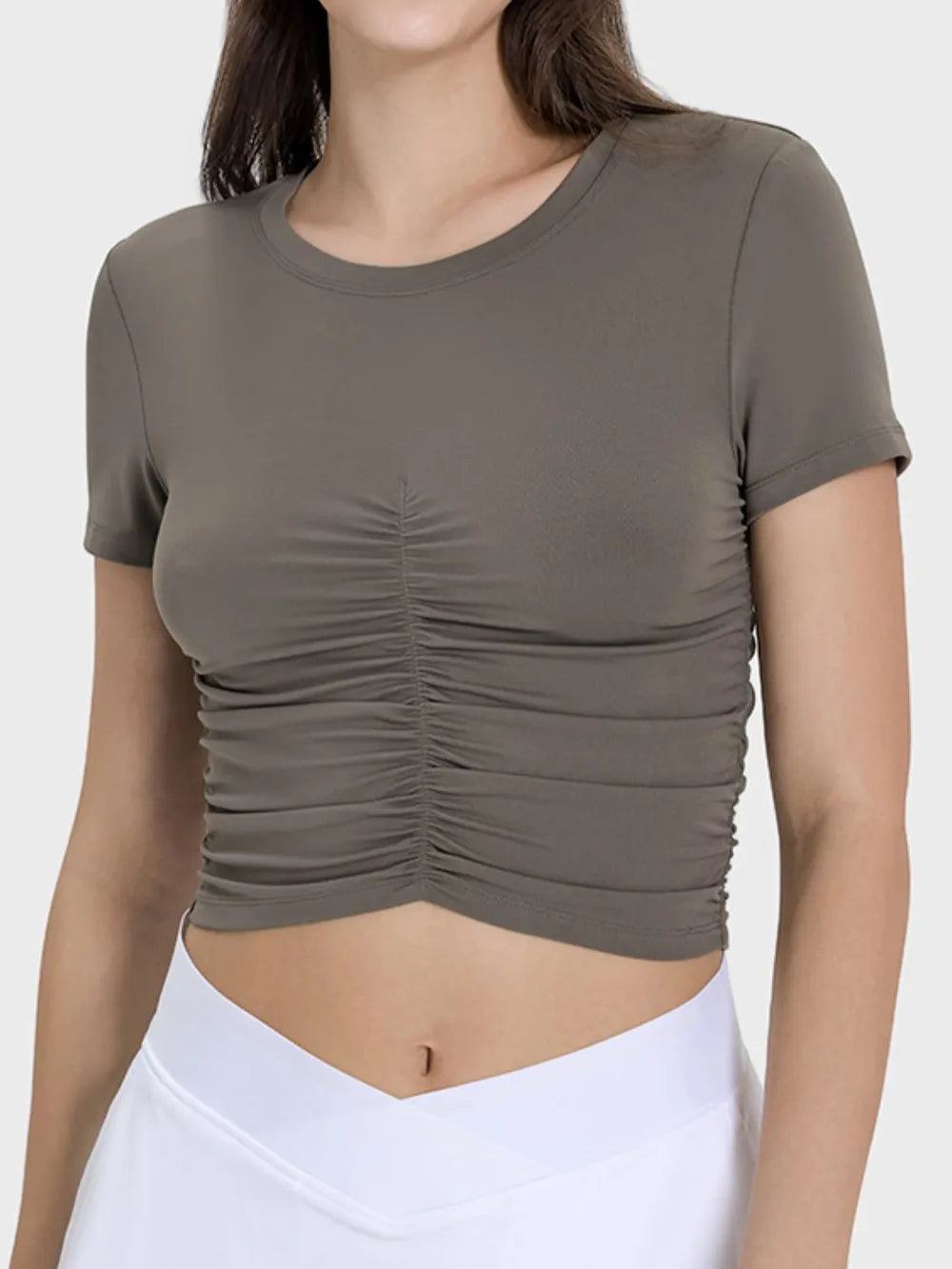 Mocha ruched round-neck active t-shirt with short sleeves