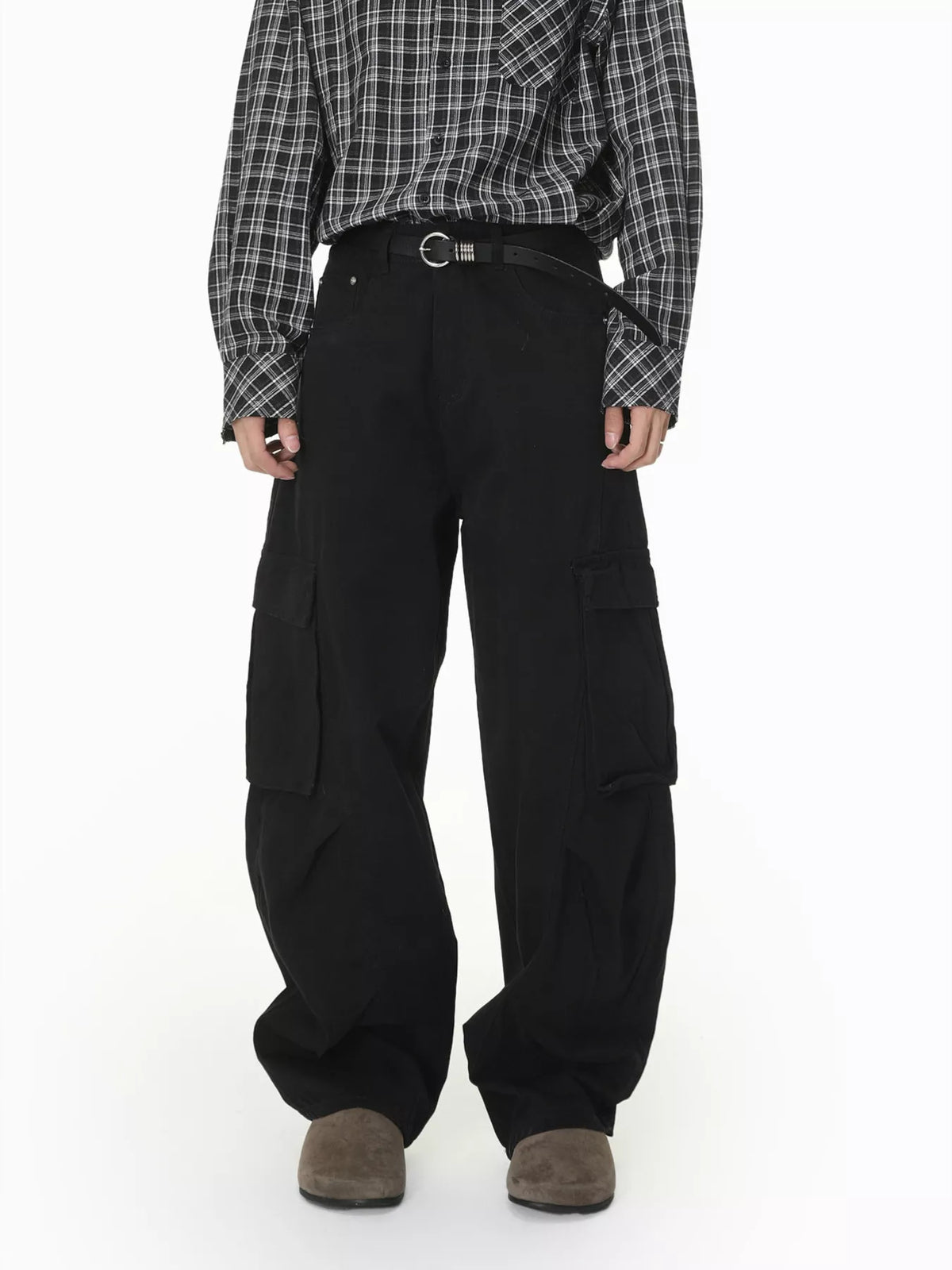 Loose-fit black cargo jeans with large cargo pockets and drawstring waistband