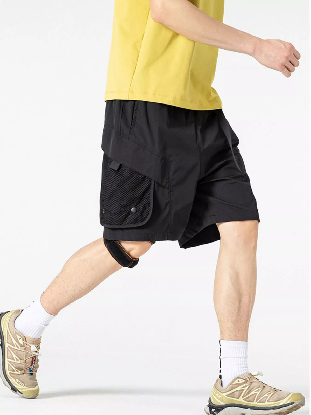 Men's lightweight cargo shorts in dark color with front flap cargo pockets